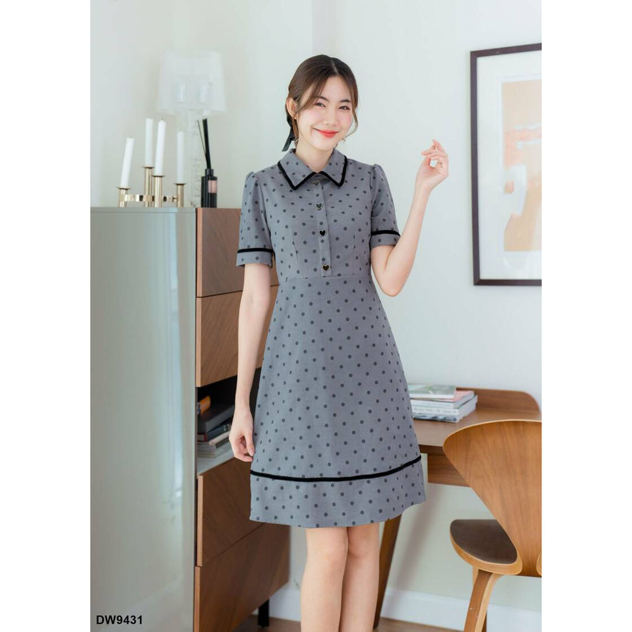 kudapy เดรสสั้นสีเทา/สีแดง/สีน้ำตาล ทรงบานผ้าลูกฟูกตัดขอบดำ