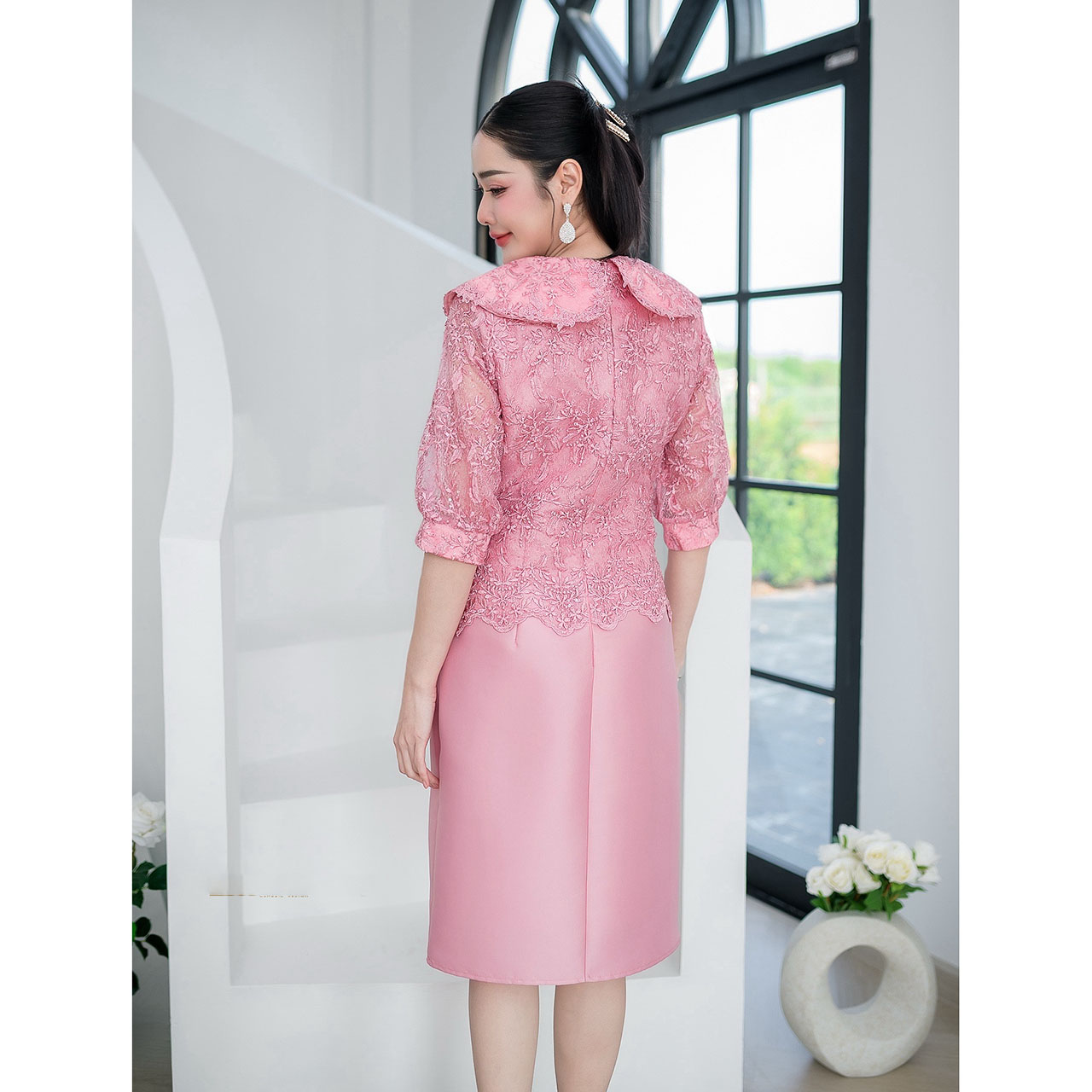 kudapy เดรสสั้นสีชมพู/สีฟ้า ผ้าไหม เสื้อลูกไม้เข้ากับเดรสสวยลงตัว ผ้าลูกไม้ใยบวบ ดีไซน์คอบัว จั้มปลายแขนเสื้อ เดรสผ้าไหมให้ลุคหวานลุคน่ารัก