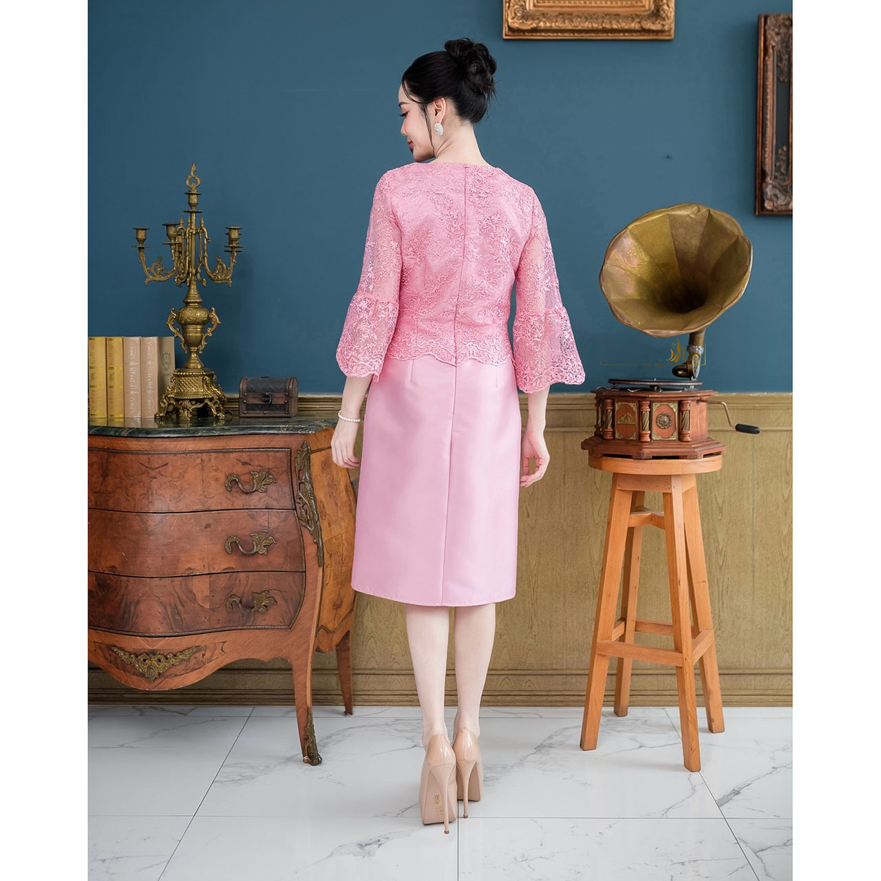 kudapy เดรสสั้น ผ้าไหมเสื้อลูกไม้ใยบวบ งานสวยดีไซน์เรียบ แขนเป็นทรงแขนยาวห้าส่วนดีเทลปลายแขนระบาย สวยแบบเรียบหรู