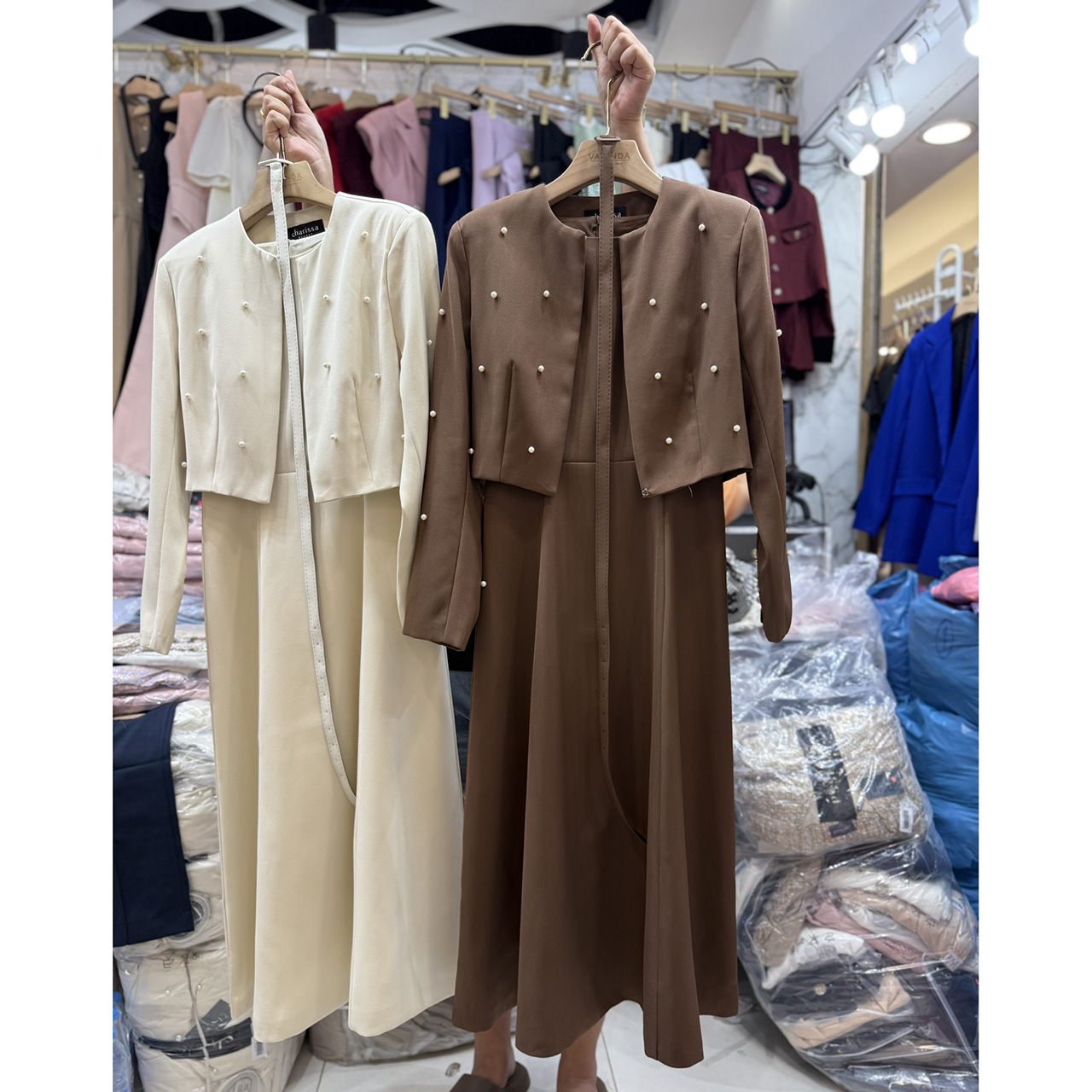 kudapy เซ็ท 3 ชิ้น เดรสออกมาให้เข้ารูปเอวสูง มีฟองน้ำในตัว ซิปด้านหลัง เสื้อครอปสวยหรูด้วยการตกแต่งไข่มุก มีตะขอติดเสื้อให้ ครอปมีรองบ่าบางๆ