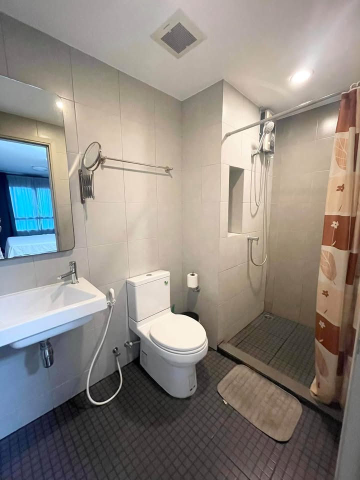 Low Rise โซนพื้นที่ BTS ปุณณวิถี ให้เช่าห้องแบบ 1ห้องนอน 1ห้องน้ำ คอนโด Elio Del Ray (เอลลิโอ เดลเรย์) ขนาดห้อง 34 ตรม. ชั้น 8 ตึก H วิวสระฝั่งทิศตะวันตก