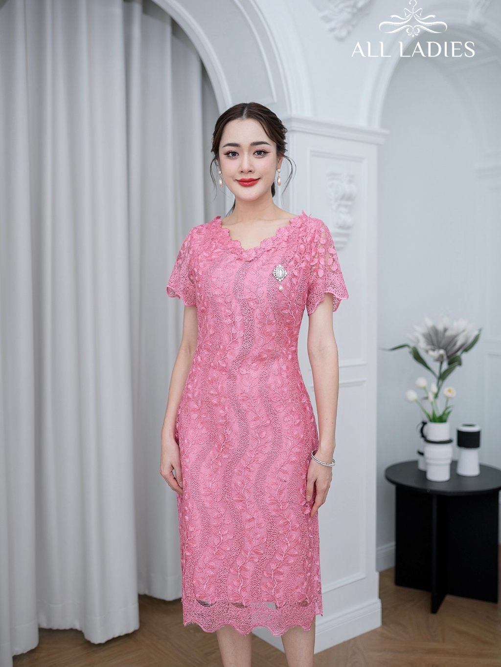 kudapy เดรสสั้นสีฟ้า/สีเทา ผ้าลูกไม้เงาทอลายผ้าผสมเลื่อมสวยงาม รอบคอตกแต่งดอกไม้รอบคอสวยหวาน สำเนา