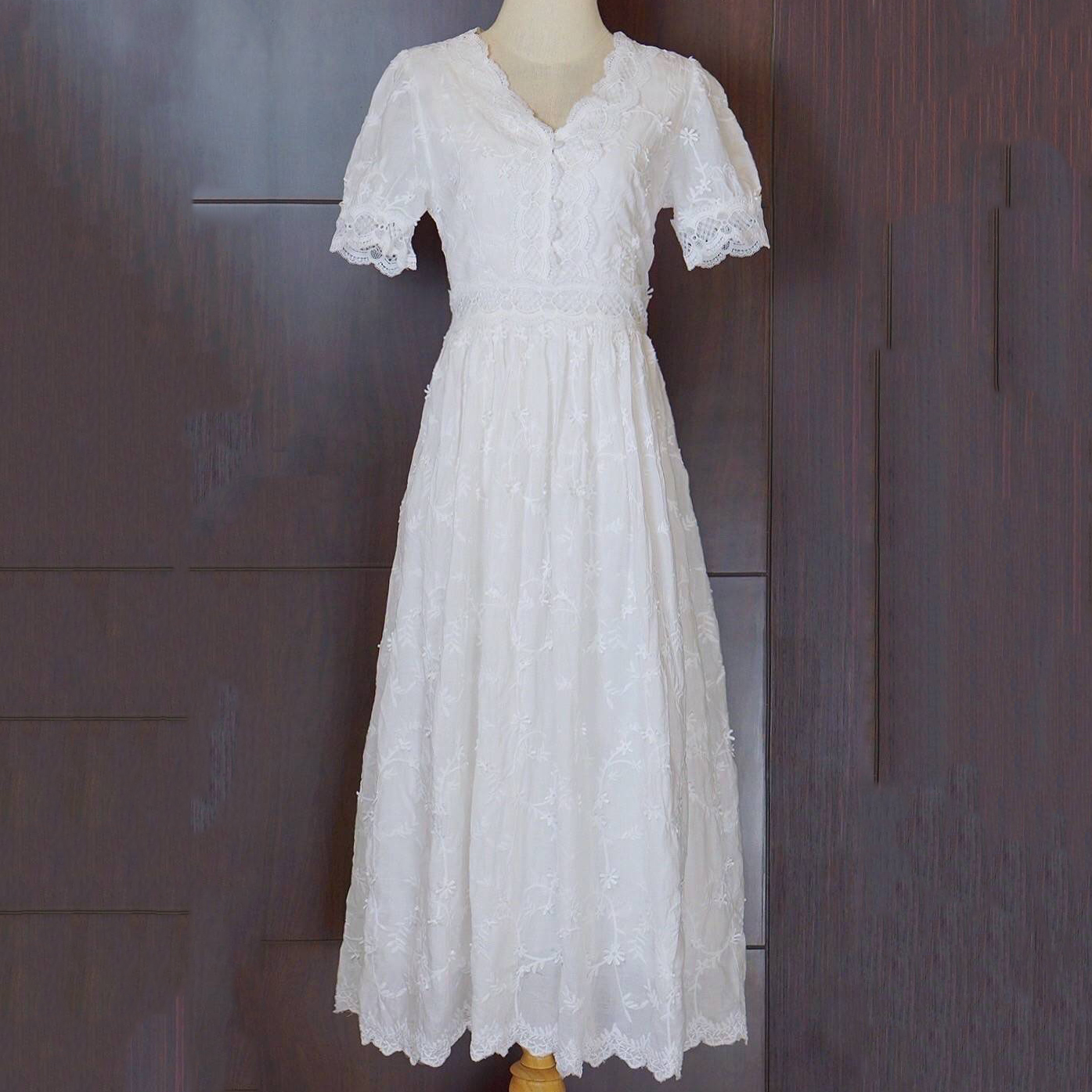 kudapy เดรสลูกไม้ยาวสีขาวคอวีแขนยาวทรงแขนตุ๊กตา ใช้ผ้าลูกไม้เนื้อดีถักทอลายดอกไม้นูน 3D ด้านหน้าแต่งกระดุม