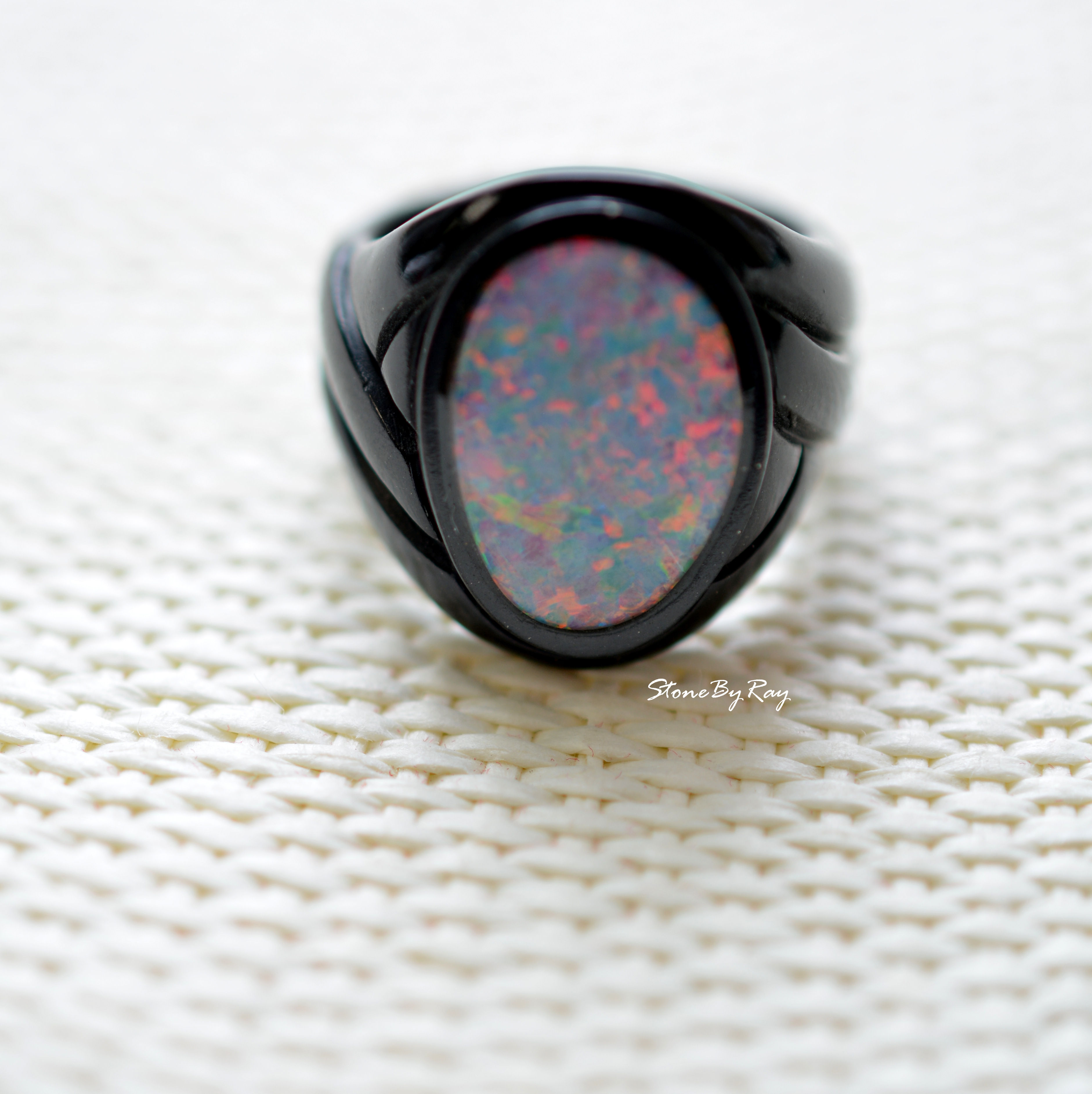พลอยโอปอลดีไซน์กับแหวนหินออนิคแกะสลัก (Opal with onyx carved stone ring.)
