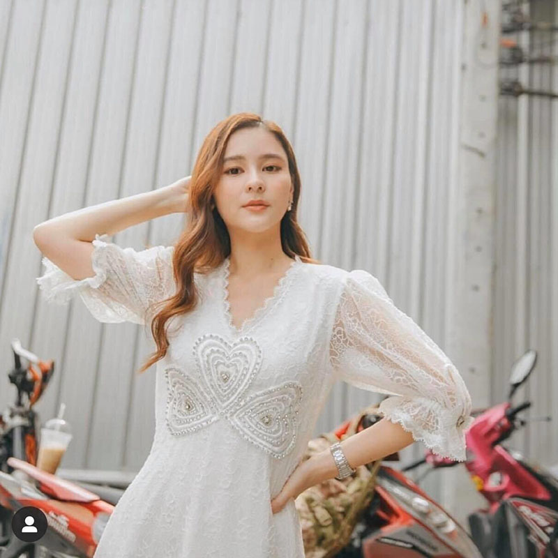 kudapy เดรสสั้นออกงานสีขาว คอกวีแขนสั้นผ้าลูกไม้แขนตุ๊กตา ปักรูปหัวใจกลางอกดูดีสวยมากๆ