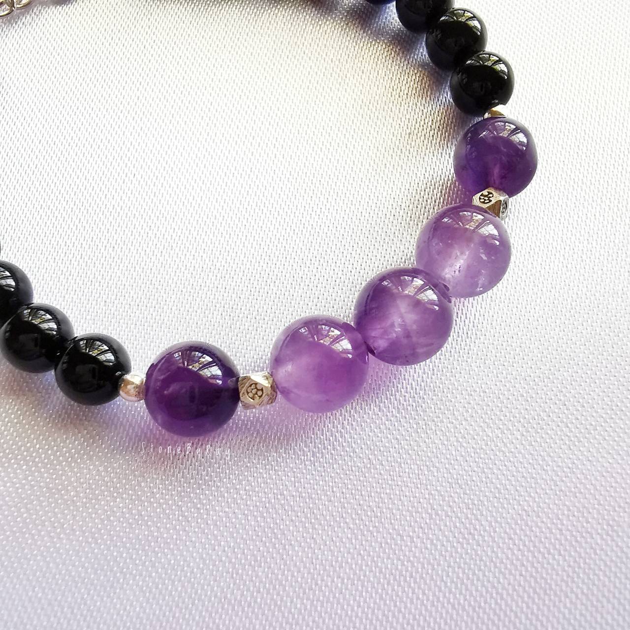 สร้อยข้อมือหินอเมทิสต์ร้อยกับหินออนิค Amethyst+Onyx