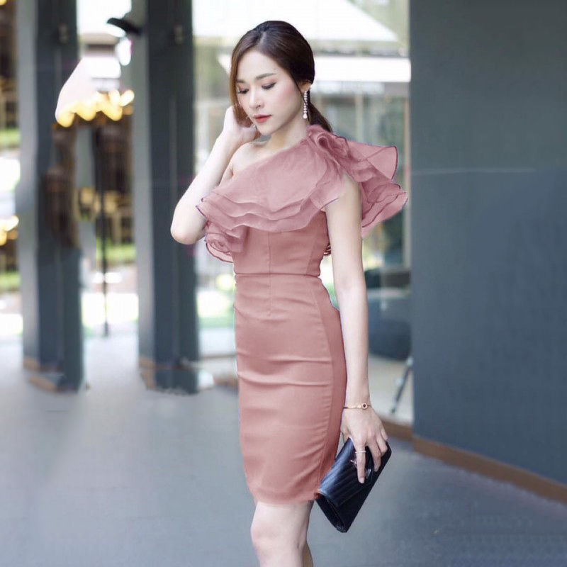 kudapy เดรสสั้นไหล่เฉียง แต่งระบายผ้าแก้ว ตัวเดรสงานผ้าซาร่า มีซิปข้าง ตีเกล็ดหน้า-หลัง เอวไม่สม็อค