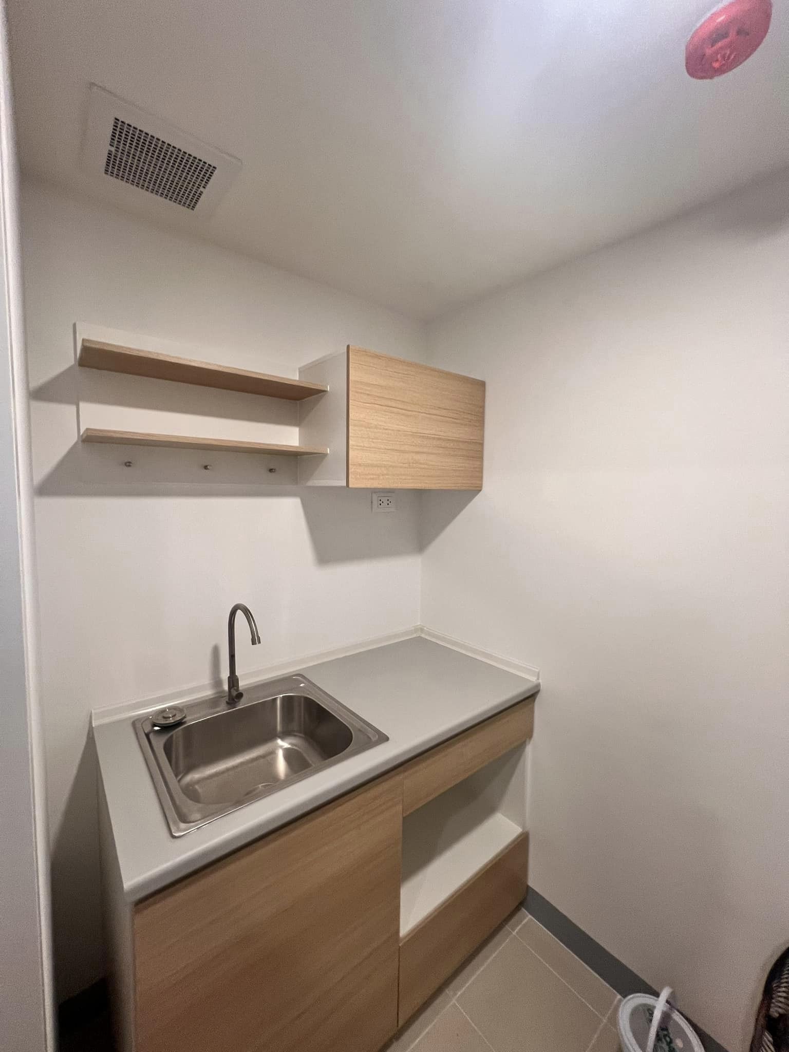 ให้เช่าคอนโด เสนาคิทท์ บีทีเอส สะพานใหม่ (SENA Kith BTS Saphanmai) - ตกแต่งเฟอร์ครบห้องพร้อมอยู่มีเครื่องซักผ้า - การเดินทาง: ใกล้ BTS สะพานใหม่และสายหยุด