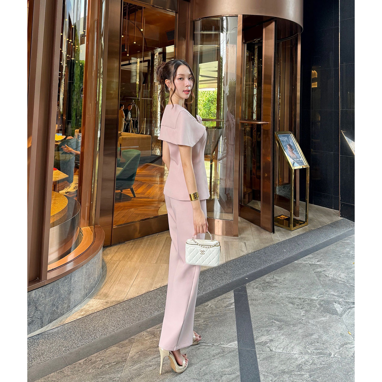 kudapy เซ็ทเสื้อแขนล้ำผ้าพรีเมี่ยม เสื้อเป็นทรงเข้ารูป เป็นเสื้อทรงแขนล้ำกระดุมหน้าเป็นกระดุมดอกไม้จริง