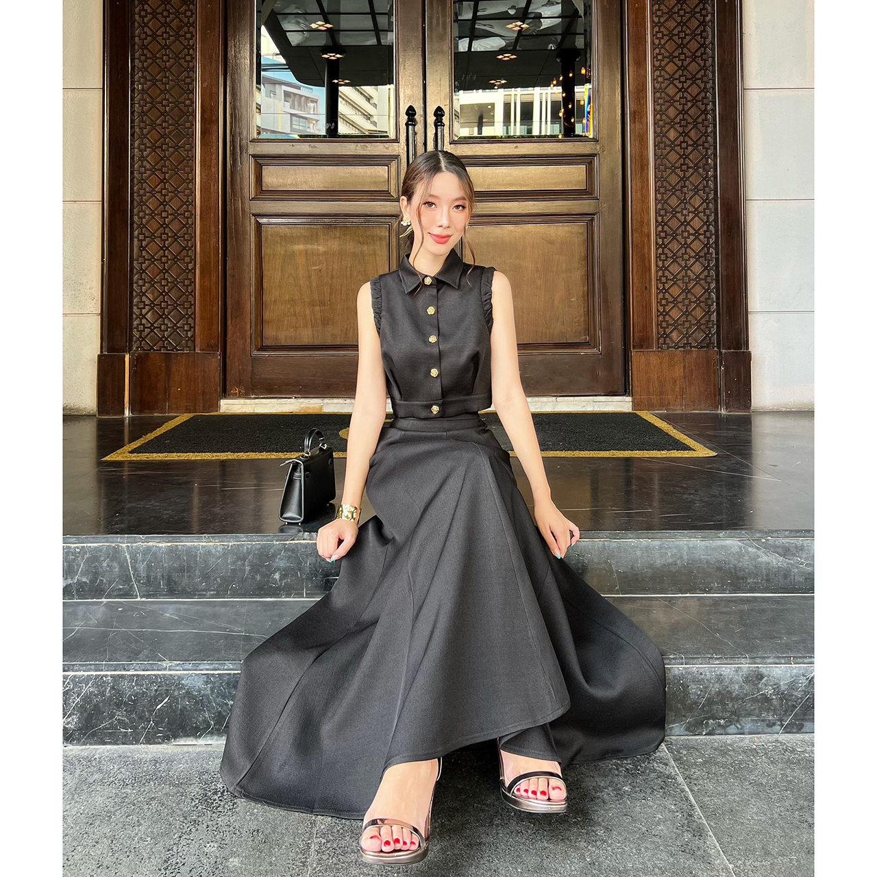 kudapy ชุดเซ็ทเสื้อ+กระโปรงยาว ตัวเสื้อออกแบบให้ดูเกร๋ที่แขนเสื้อ กระดุมดอกไม้ทองเป็นกระดุมจริง ปกเสื้อทรงแหลม