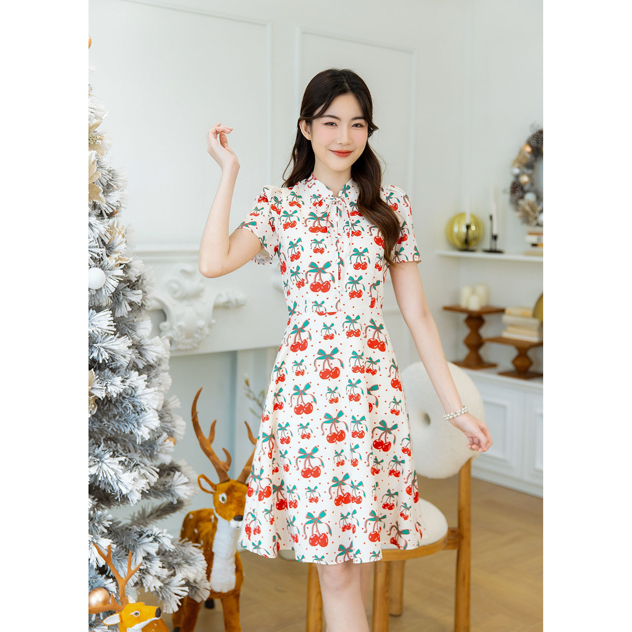 kudapy เดรสสั้นสีแดง/สีครีม คริสต์มาส สไตล์เรียบๆ มีดีเทลผูกโบว์ช่วงคอ แต่งกระดุมปั้ม ลายผ้าพิมพ์เอง โทนคริสต์มาส