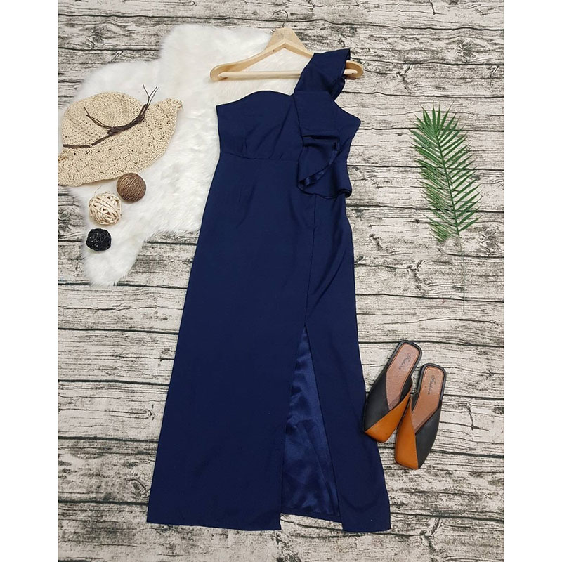 kudapyเดรสยาวสีชมพู/กรมท่า เกาะอกสายเดียวระบาย 1 ข้าง แต่งระบายมาถึงอก ผ้าซาร่าทั้งชุด ชายเดรสด้านหน้าเว้า