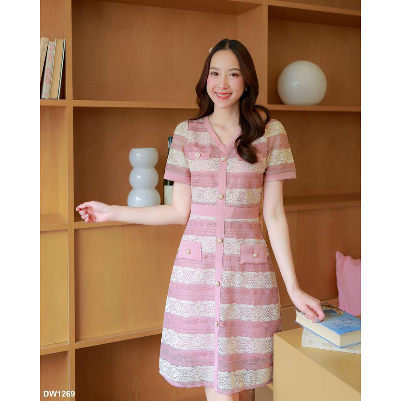 kudapy เดรสสั้นสีชมพู/สีแดง/สีดำ เสื้อลวดลายลูกไม้แต่งกระเป๋า