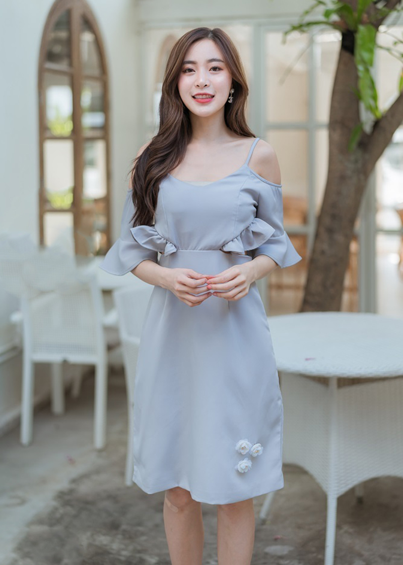 เดรสสั้นสายเดี่ยวสีเทา ทรงปาดไหล่ ดีเทลเปิดข้างช่วงเอวทั้งสองข้าง