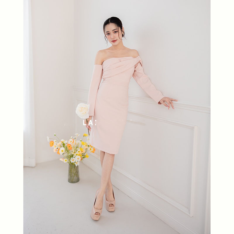 kudapy เดรสสั้นสีเทาอมเขียว , ฟ้าเข้ม , ชมพู ปาดไหล่ ดีเทลแต่งแขนยาว ให้ลุคไฮโซสุดด ขอบอกว่าสวยทุกสี ใส่แล้วขับผิวเว่อ