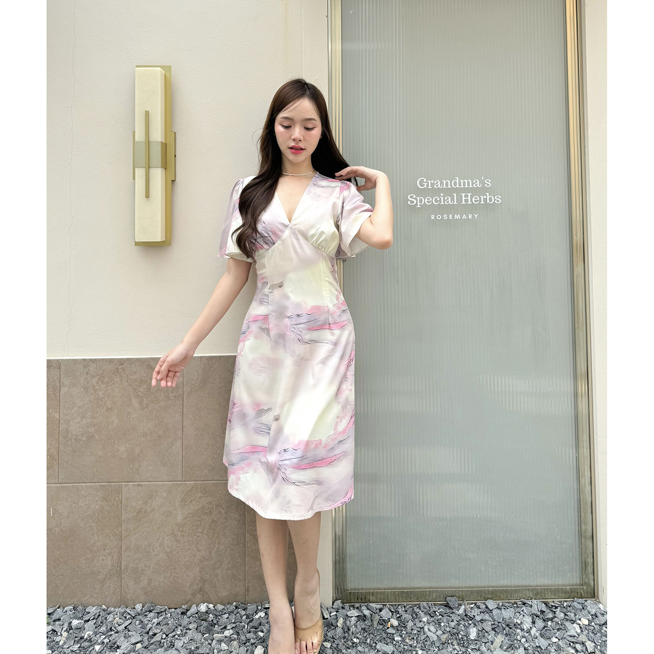 kudapy เดรสสั้นตัวเสื้อเป็นคอวีจับจีบเดรปที่อก ต่อลงมาเป็นกระโปรงทรงเอบานเล็กๆ แขนเสื้อเป็นทรง Bell ชุดมีซับใน ซิปซ่อนด้านหลัง