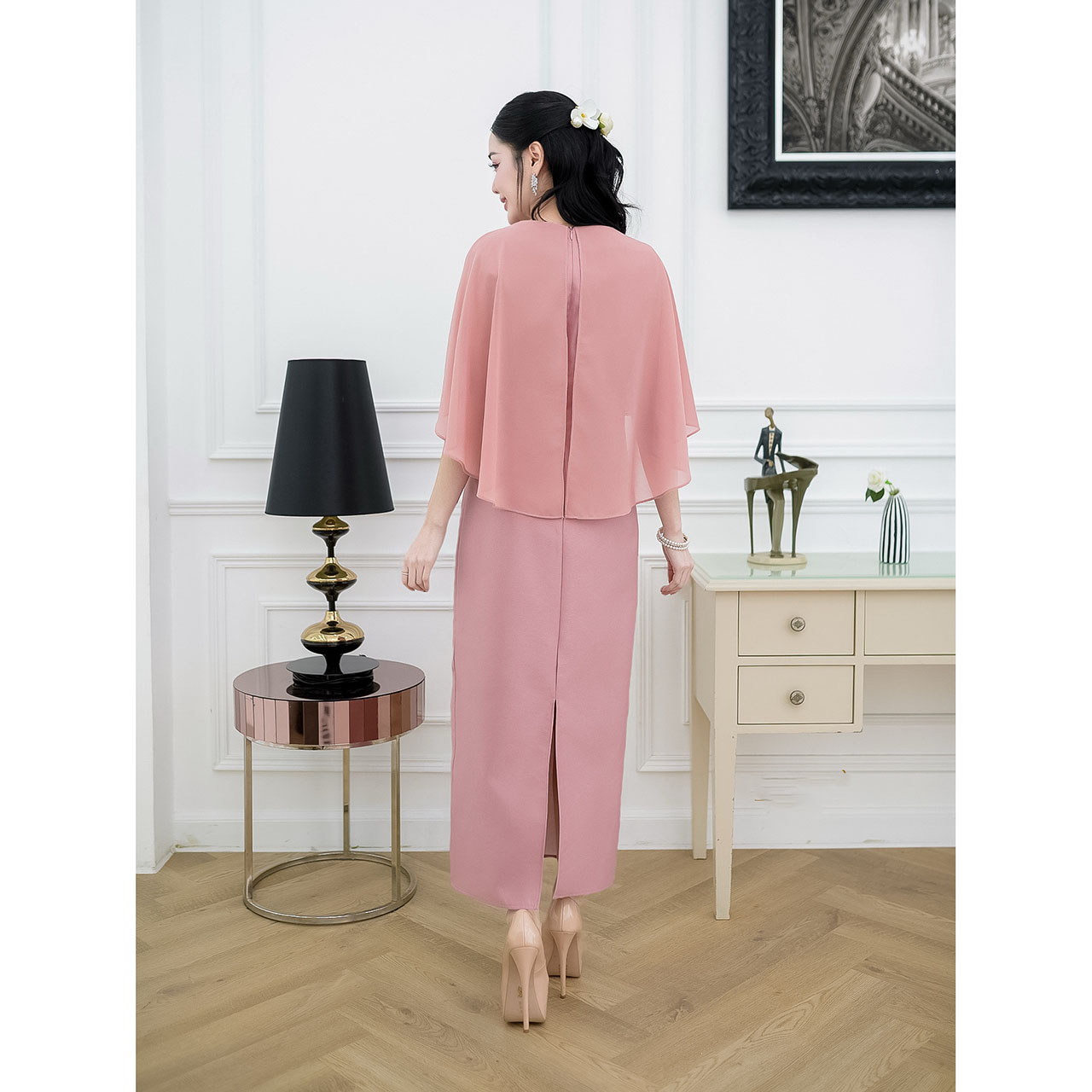 kudapy เดรสยาวออกงาน ผ้าไหมอัดกาวทั้งชุด คลุมไหล่พรางแขน แต่งผีเสื้อเรียงตัวเล็กๆช่วงไหล่