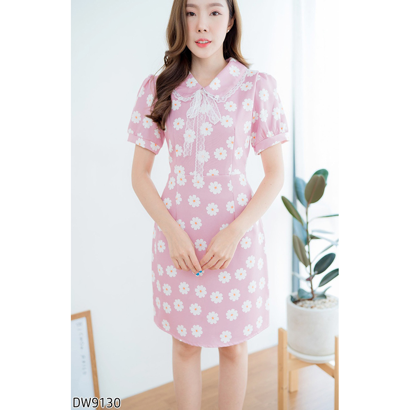 kudapy เดรสสั้นคอบัวลายดอกแขนสั้นสีเขียว/สีกรม คอปกแต่งระบายลูกไม้ลายดอกไม้สีขาว