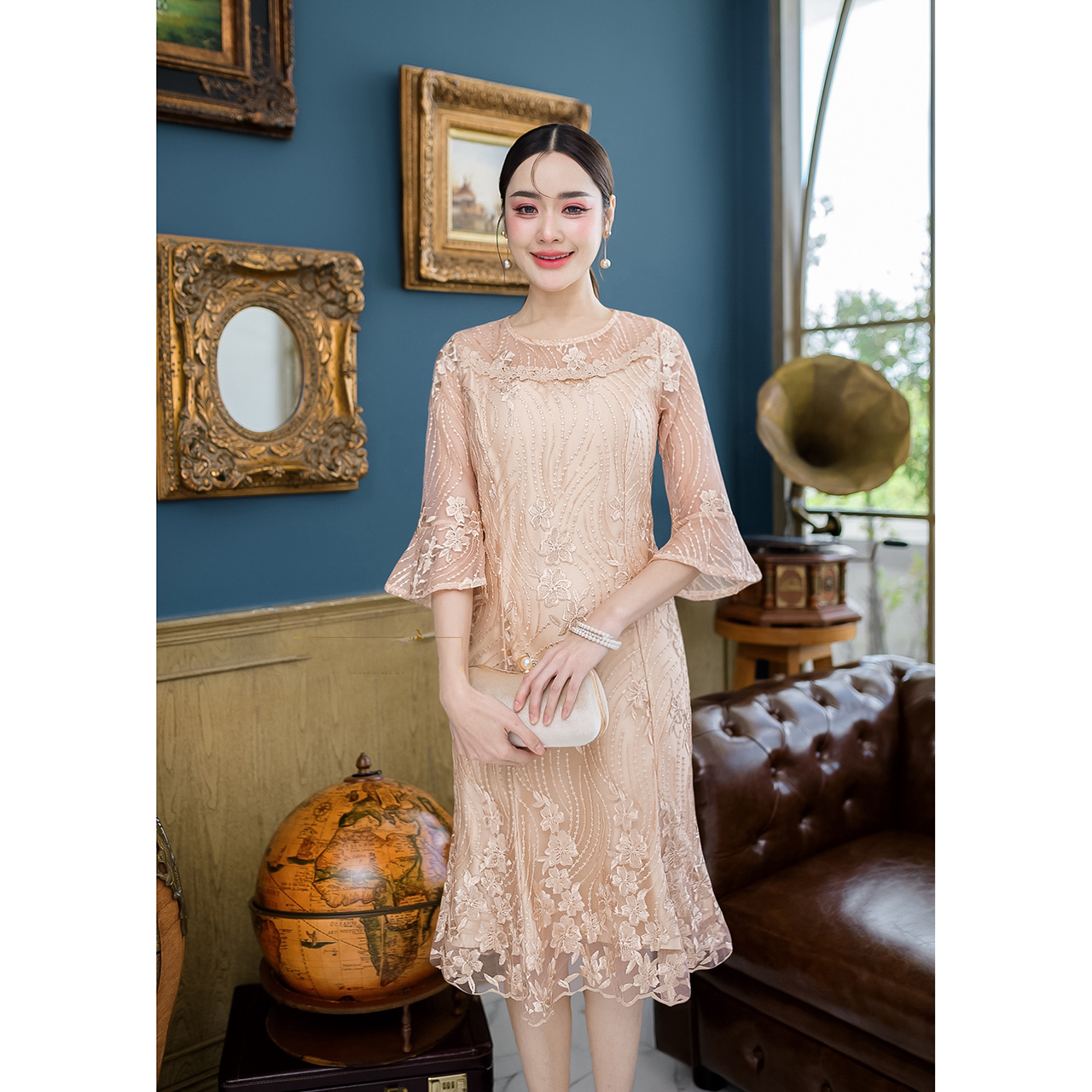 kudapy เดรสสั้นสีครีมทอง/สีชมพู ผ้าลูกไม้ทั้งชุด งานปักดอกไม้ประดับเลื่อม ลายแถวไม้เลื้อยปักสลับงานสวยดูดี