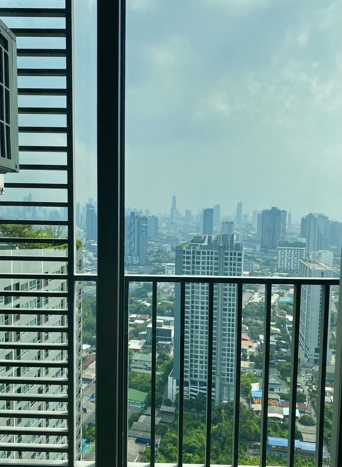 สนใจชมห้องติดต่อได้เลย Line ID: Smile-easy ปล่อยเช่าคอนโด Elio Sathorn - Wutthakat (เอลลิโอ สาทร - วุฒากาศ) - 1ห้องนอน 1ห้องน้ำ 1ห้องนั่งเล่น - ใกล้ BTS วุฒากาศ - ขนาดห้อง 31.40 ตรม. ชั้น 40 ตึก A