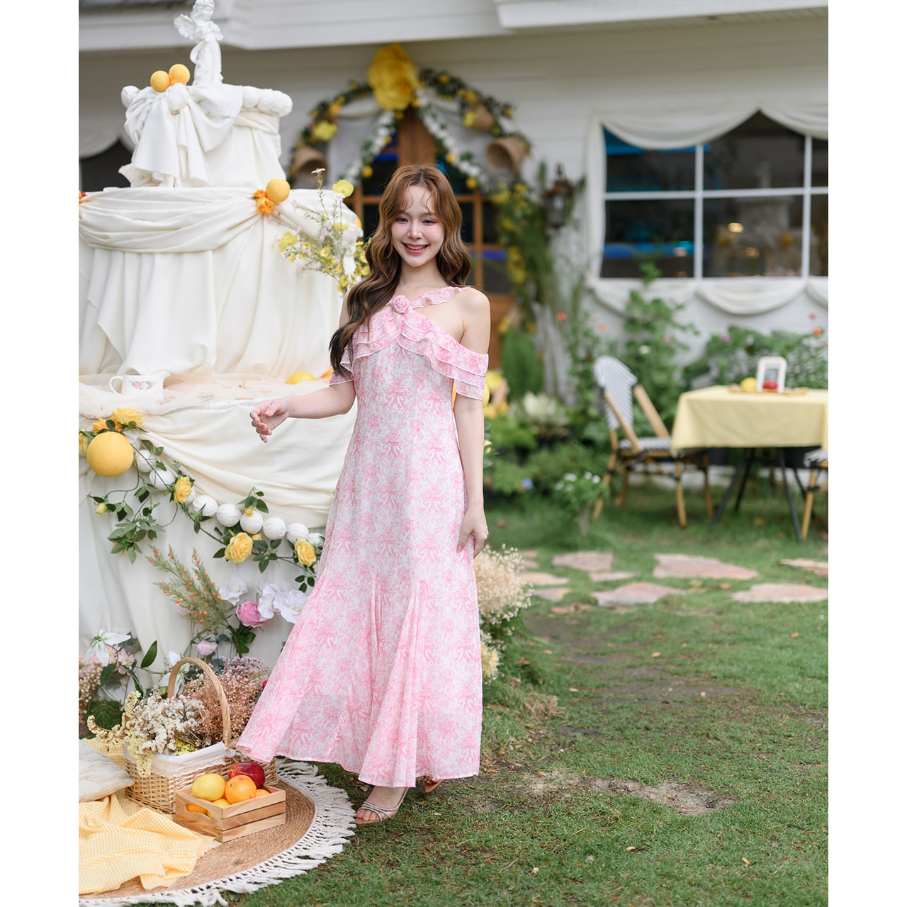 kudapy เดรสยาวสีชมพู ต่อระบายเลเยอร์ 3 ชั้นลงมาปิดแขนทั้ง 2 ข้าง ชายกระโปรงแต่งระบายพลิ้วสวย ทุกความเคลื่อนไหว คอติดเข็มกลัดดอกกุหลาบถอดออกได้