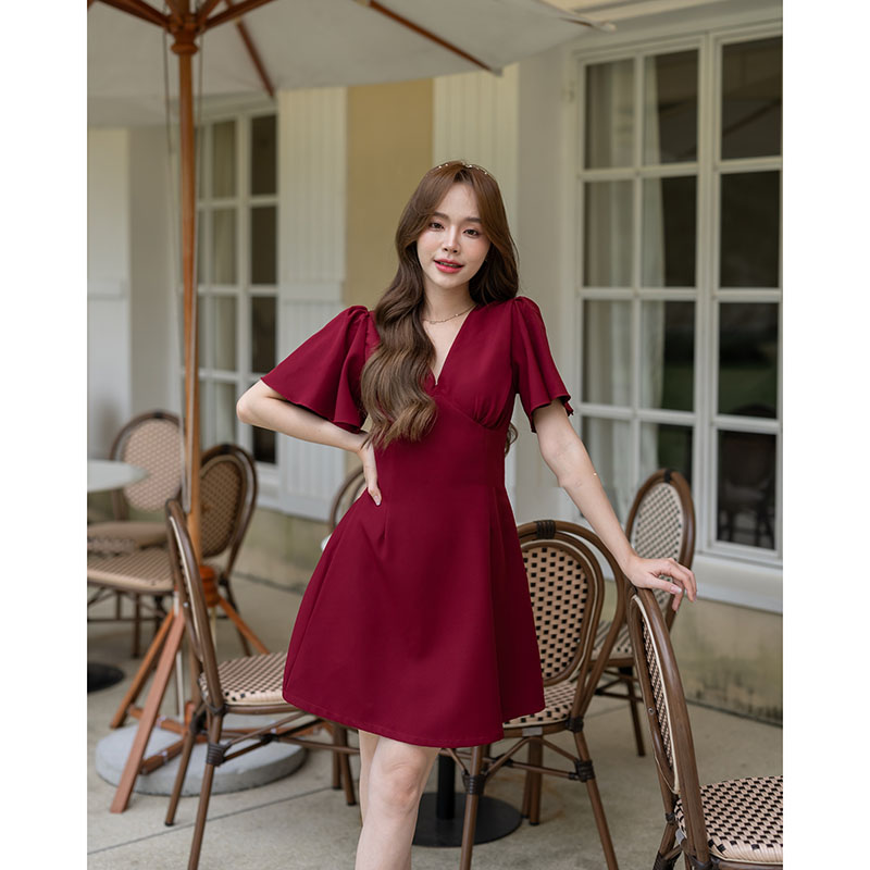 kudapy เดรสสั้นสีแดง เปรี้ยวอมหวานลุคสาวขี้เล่น ตัวเสื้อเป็นคอวีจับจีบเดรปที่อก แขนเสื้อเป็นทรง Bell
