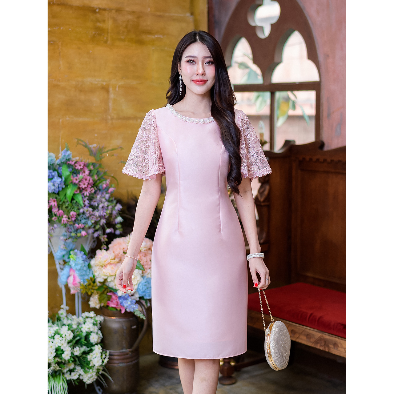 kudapy เดรสสั้นสีน้ำตาลทอง/สีชมพูอ่อน ผ้าไหมญี่ปุ่น แต่งแขนระบาย ผ้าลูกไม้ใยบวบดอกลอย ทอลายดอกไม้ ช่วงแขนทรงสวย