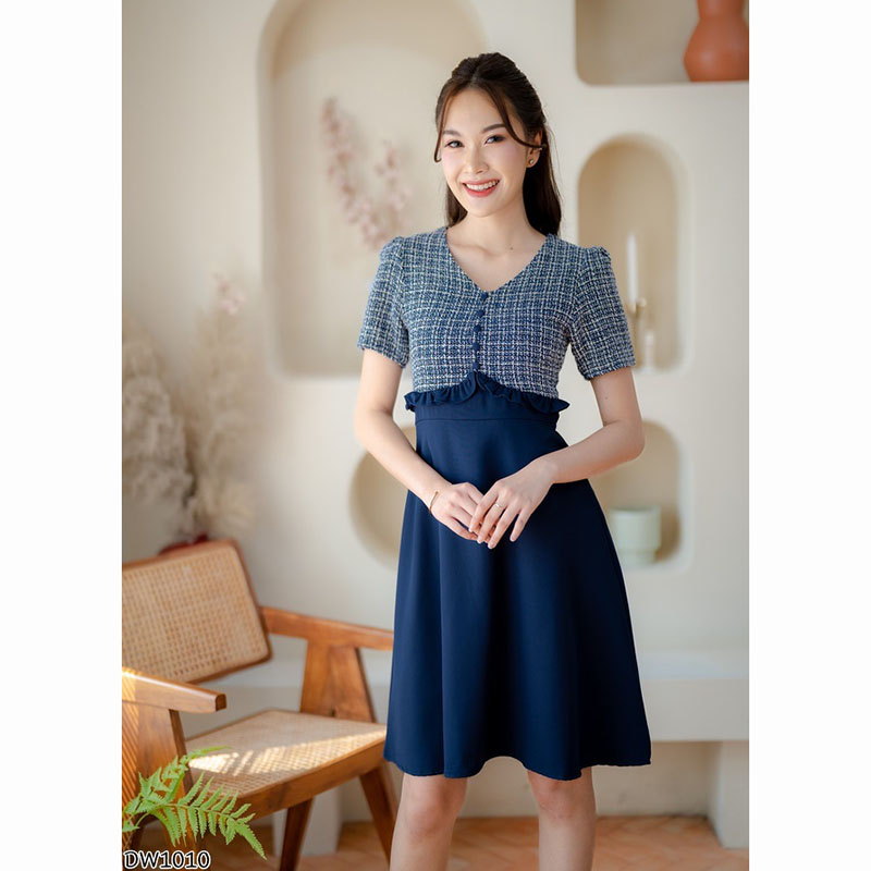 kudapy เดรสสั้นลายสก็อตสีดำ/สีน้ำตาล/สีกรม ผ้าทวิสรูปคอวี ทรงเข้ารูป