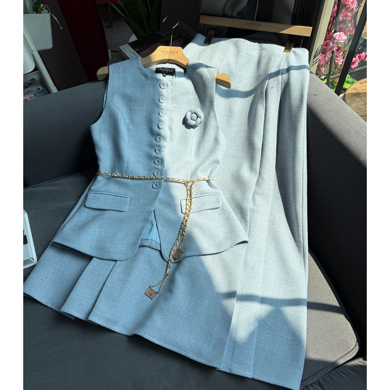 kudapy ชุดเซ็ทเสื้อแขนกุดทรงเข้ารูปแต่งกระดุมปั้ม พร้อมกับกระโปรงยาวเย็บจับจีบเอวสูง ซับในเป็นผ้าซาตินอย่างดี