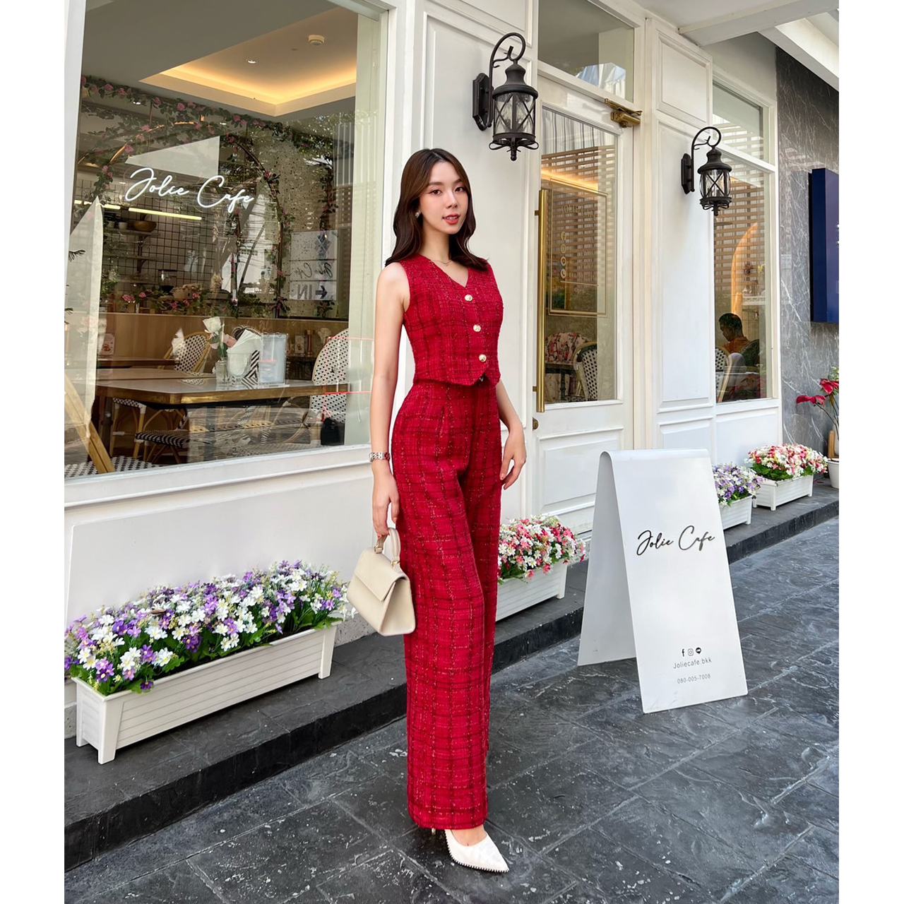 kudapy ชุดเซ็ทสีแดงลายสก้อต เสื้อแขนกุดลายสก้อตแดงสลับดำทรงเข้ารูป เข้ารูปมาพร้อมกับกางเกงขายาวทรงปล่อย