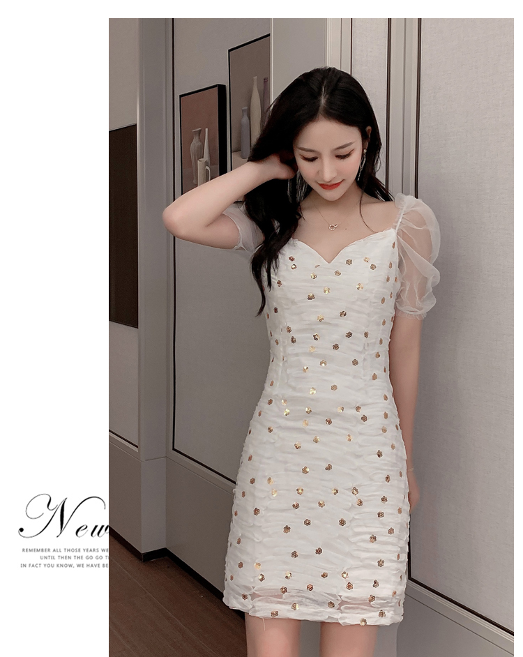 ชุดเดรสสั้นสีขาวเซ้กซี่มาก ทรงน่ารักสุดๆๆค่ะ มีสายให้ผูกเป็นโบว์ที่ด้านหลัง แต่งกริสเตอร์เพิ่มดีเทลให้ดูหรูหรา M