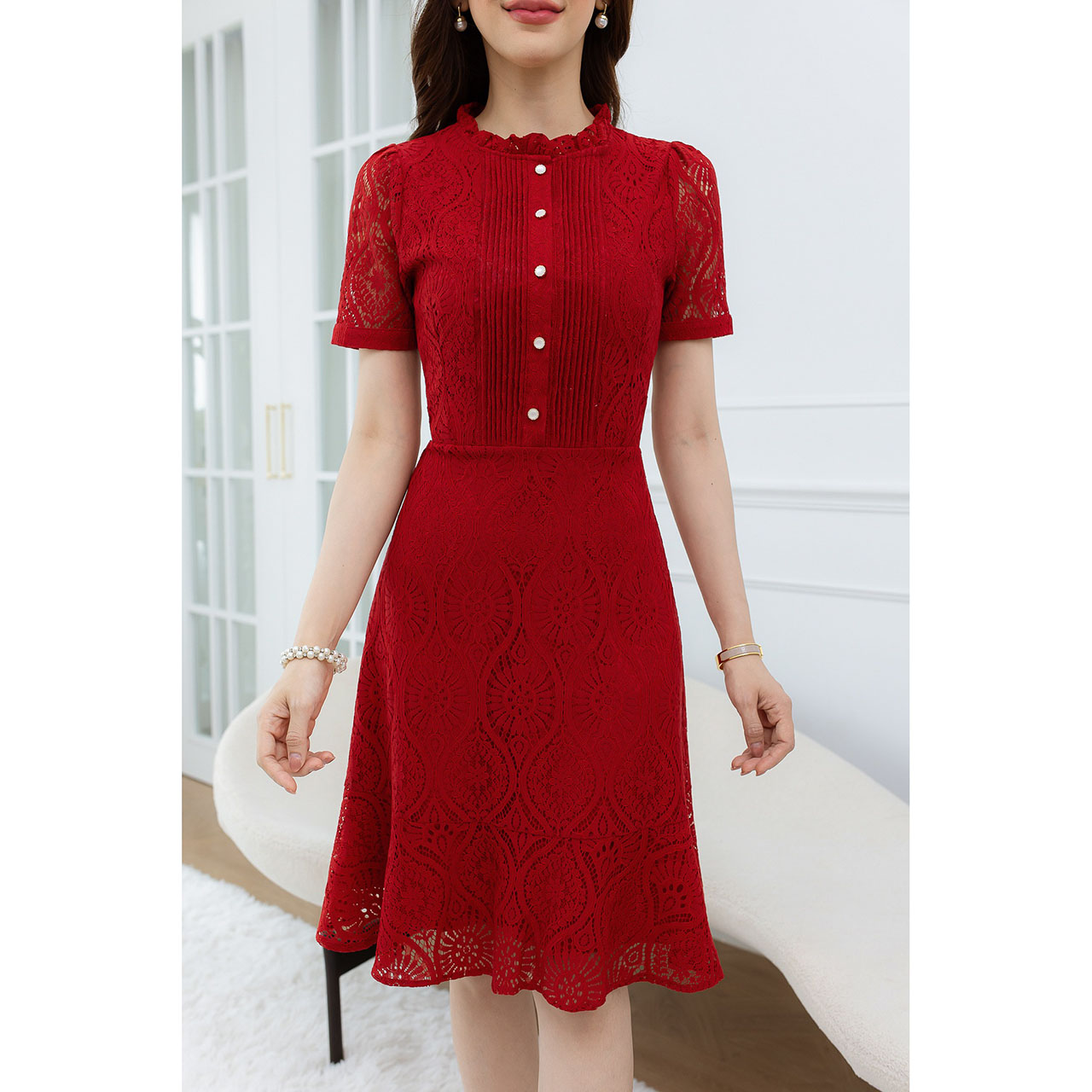 kudapy เดรสสั้นสีแดง/สีชมพู ลูกไม้ แพทเทิร์นสวย ดีเทลปราณีตตีเกล็ดช่วงอก มีกระดุมเปิดได้จริง ช่วงคอจับจีบ