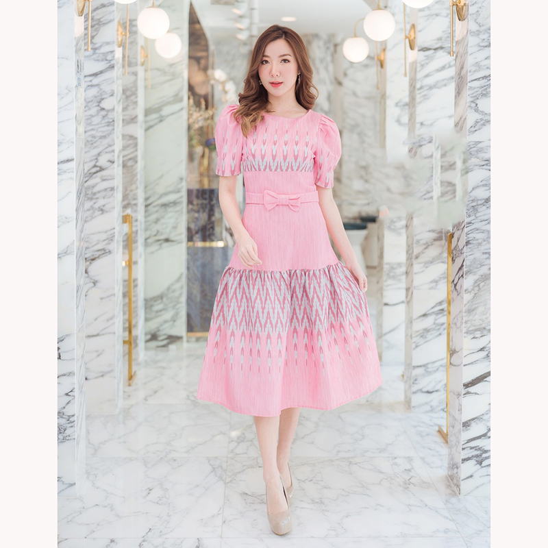 kudapy เดรสผ้าไทยยาวคลุมเข่าสีกรม/สีชมพู คอกลมแขนตุกตา ติดโบว์รัดเอวลายไทยสวยใส่สบายดูดี ซับหลังอย่างดี