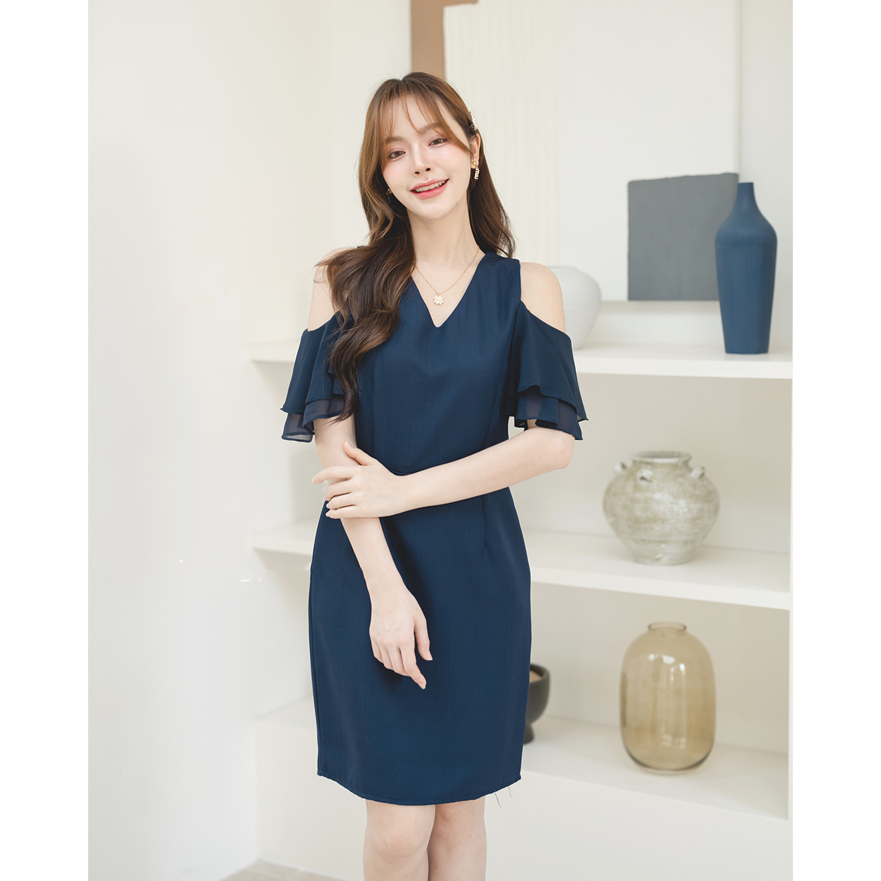 kudapy เดรสสั้นสีเขียว/สีแดงเลือดหมู/สีกรม/สีชมพู เว้าไหล่ ดีไซน์ลูกเล่นแขนเว้าเป็นผ้าชีฟองระบายเลเยอร์ 2 ชั้น ดูเป็นสาวหวานซ่อนเปรี้ยว กระโปรงทรงสอบ