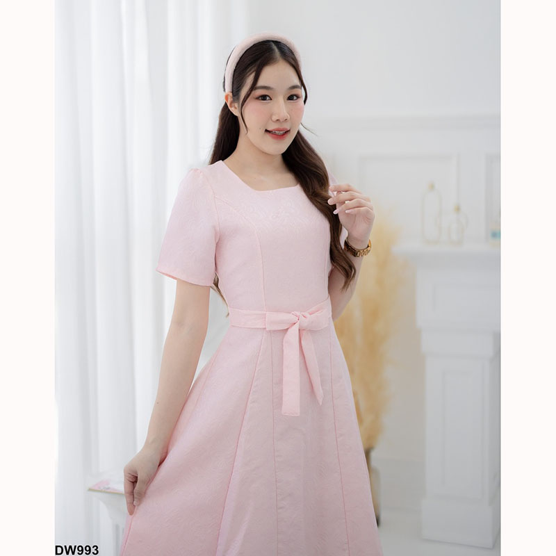 kudapy เดรสสั้นสีขาว/สีชมพู/สีฟ้า ทรงเข้ารูปส่วนบนกระโปรงบานผ้านูน พร้อมสายอัดเอว งานซิปด้านหลัง