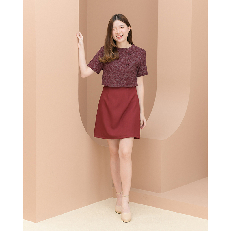 kudapy เดรสสั้นสีแดงเข้ม/สีม่วงลาเวนเดอร์ ทรงเอ ซิปหลังใส่ง่าย ตัวเสื้อผ้าชาแนล คอจีนติดกระดุมปั๊มสามารถแกะได้จริง ดีไซน์เย็บแยกชิ้นออกจากกระโปรง ดูภายนอกเหมือนใส่แยกชิ้นเก๋ๆ