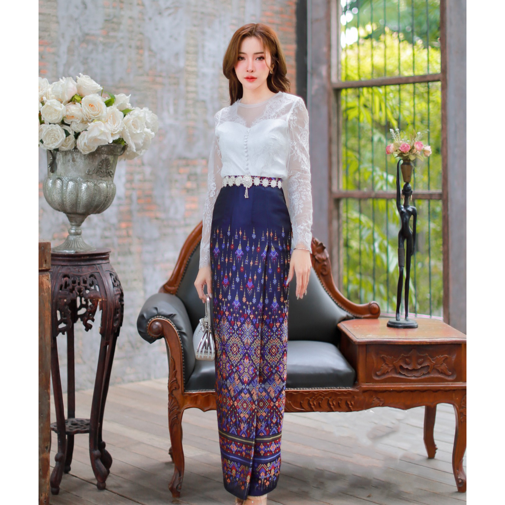 kudapy เสื้อลูกไม้เนื้อนิ่มแขนยาวสีขาว+ผ้าถุงสีม่วง สีกรมท่า สีชมพู ชุดไปงานแต่งเนื้อแน่น ผ้าทอลายอย่างดี