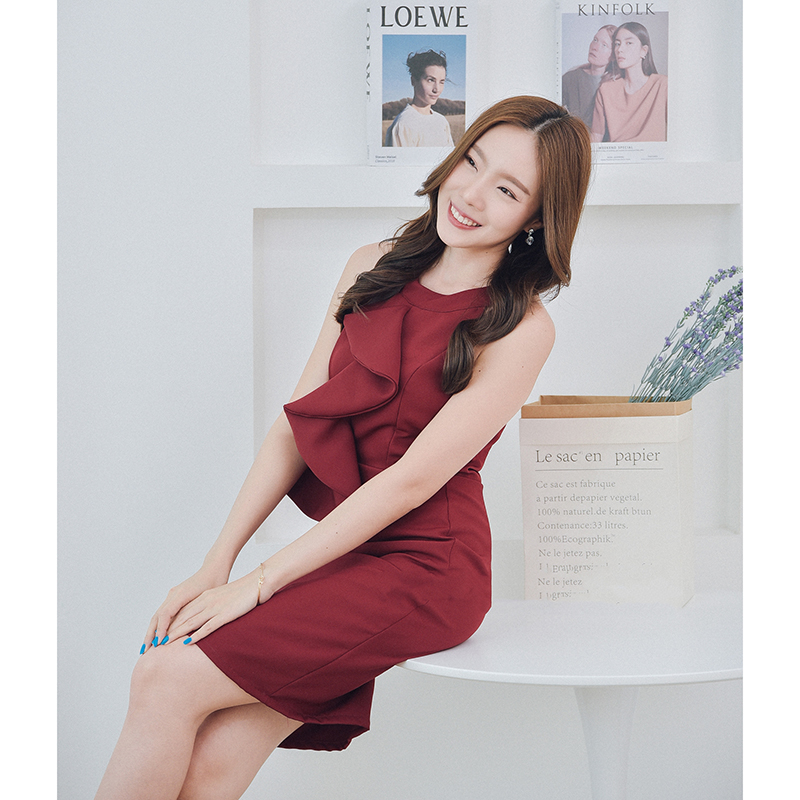 kudapy เดรสสั้นสีชมพู/สีกรม/สีแดง/สีเขียว เดรสเฉี่ยวๆ ช่วงเสื้อเป็นทรงเสื้อกล้ามเว้าแขนมีระบายที่อก เว้าเอวโชว์ความเซ็กซี่เล็กๆ ต่อกระโปรงทรงสอบ