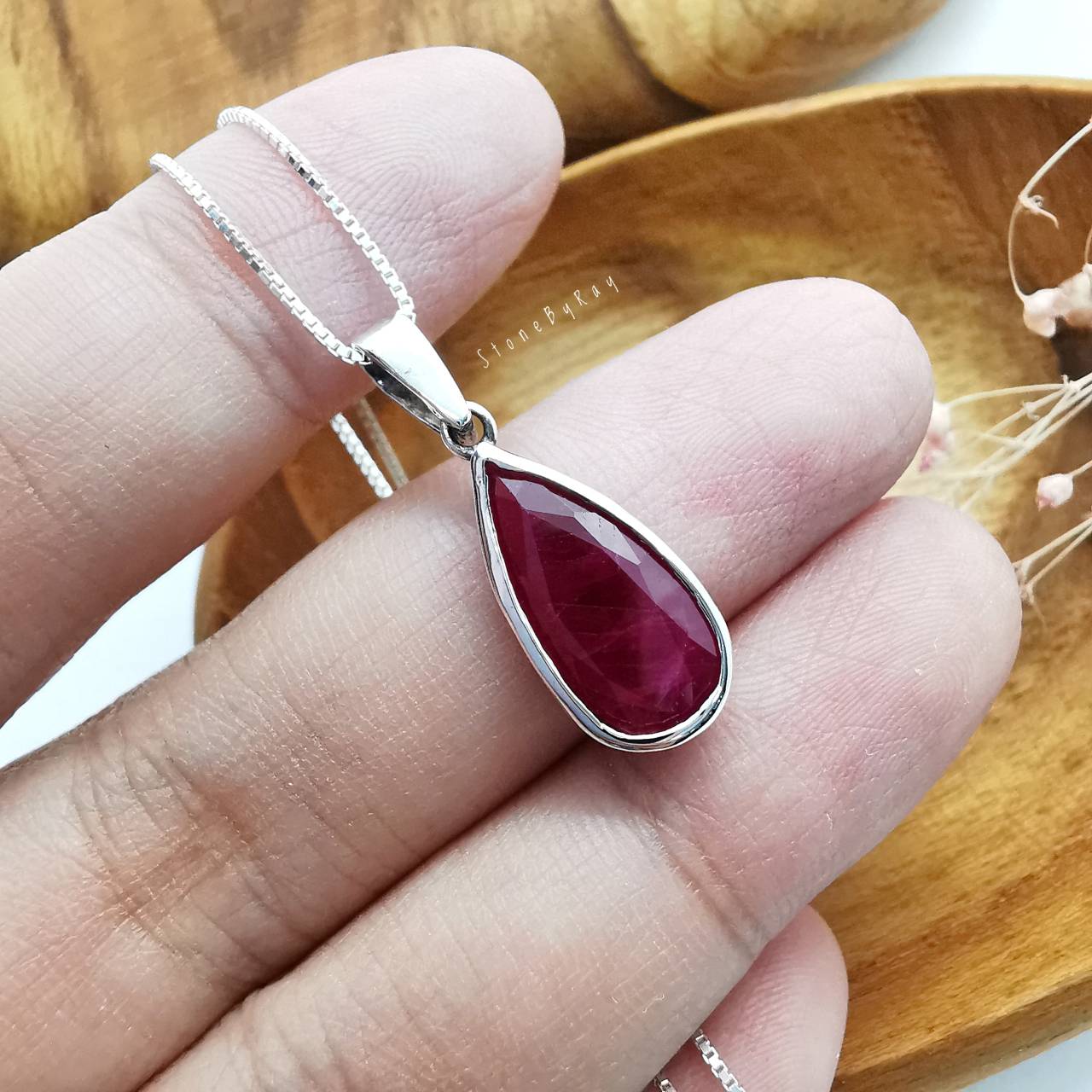 สร้อยคอเงินจี้พลอยทับทิมเจียรเหลี่ยม Ruby