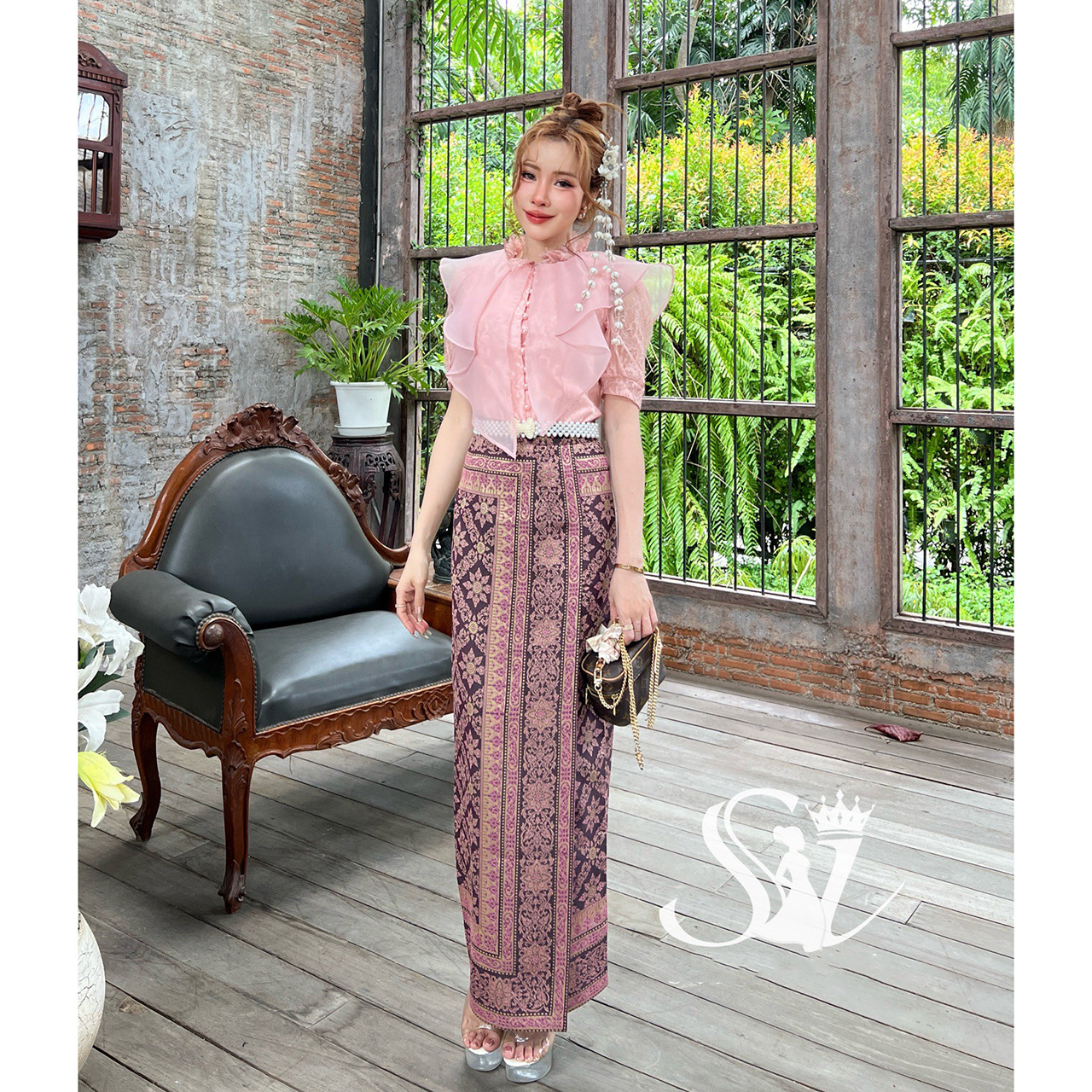 kudapy ชุดเซ็ท ลูกไม้แขนต๊กตา แต่งระบายทรงระย้า กระดุมมุกหรูหรา มีซับในสอง 2 ชั้น ผ้าถุงสำเร็จรูป ผ้าฝ้ายทอลายบุพเพ มีซิปหลัง