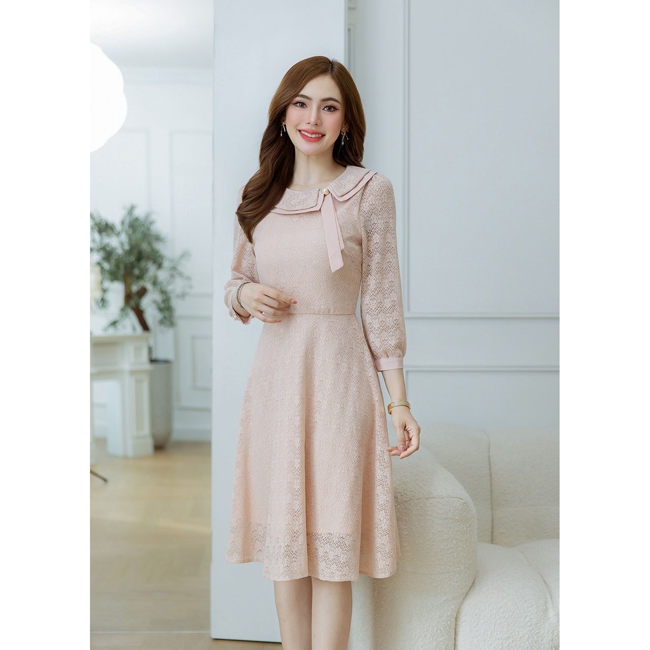 kudapy เดรสสั้นสีชมพู/สีดำ ลูกไม้คอปกซ้อนสองชั้น มีดีเทลแต่งมุกสวยเก๋ข้างปก ผ้าลูกไม้เนื้อหนานิ่มทิ้งตัว