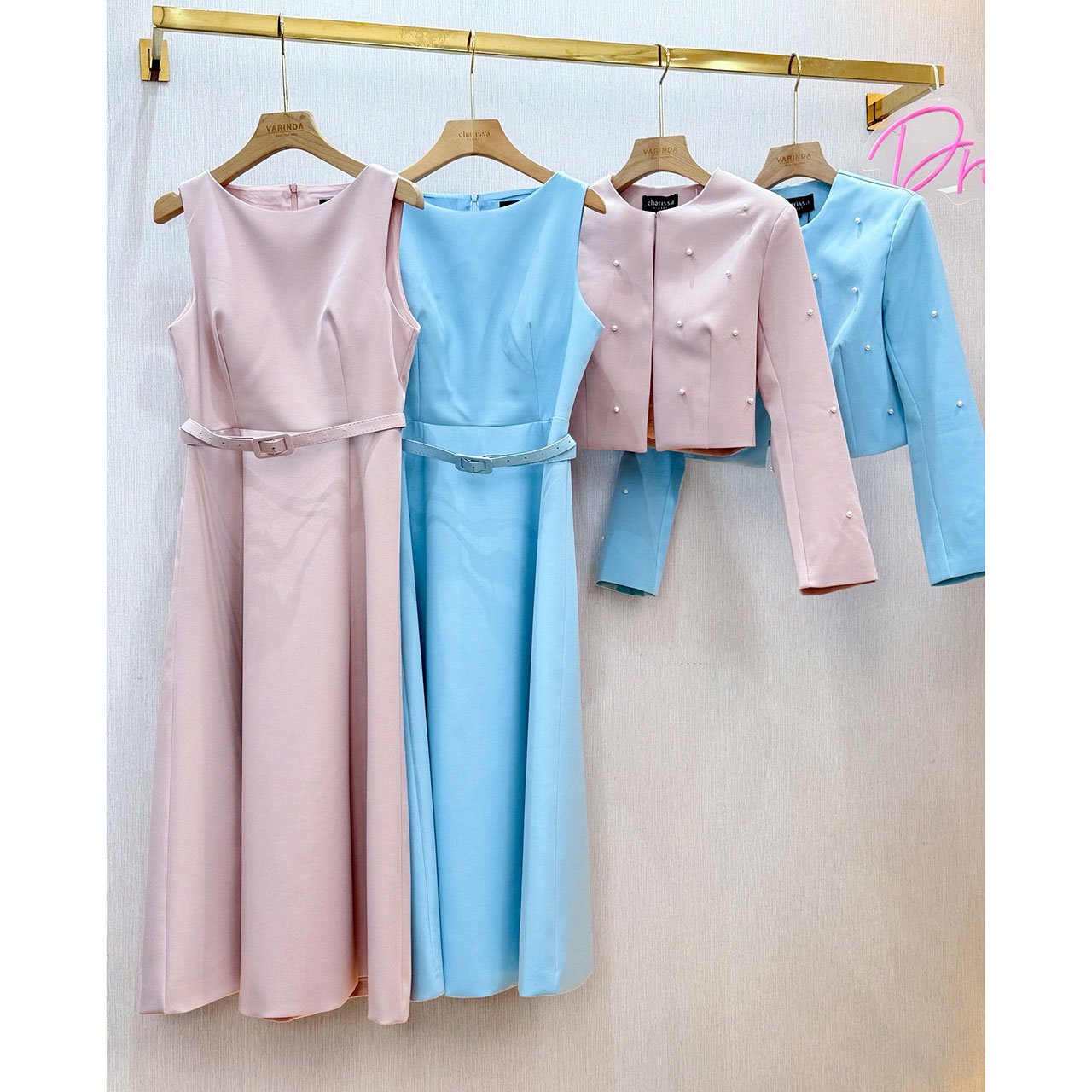 kudapy เซ็ท 3 ชิ้น: เดรสยาว+ครอป+เข็มขัด เสื้อคลุมติดไข่มุก เดรสออกมาให้เข้ารูปเอวสูง มีฟองน้ำในตัว ซิปด้านหลัง