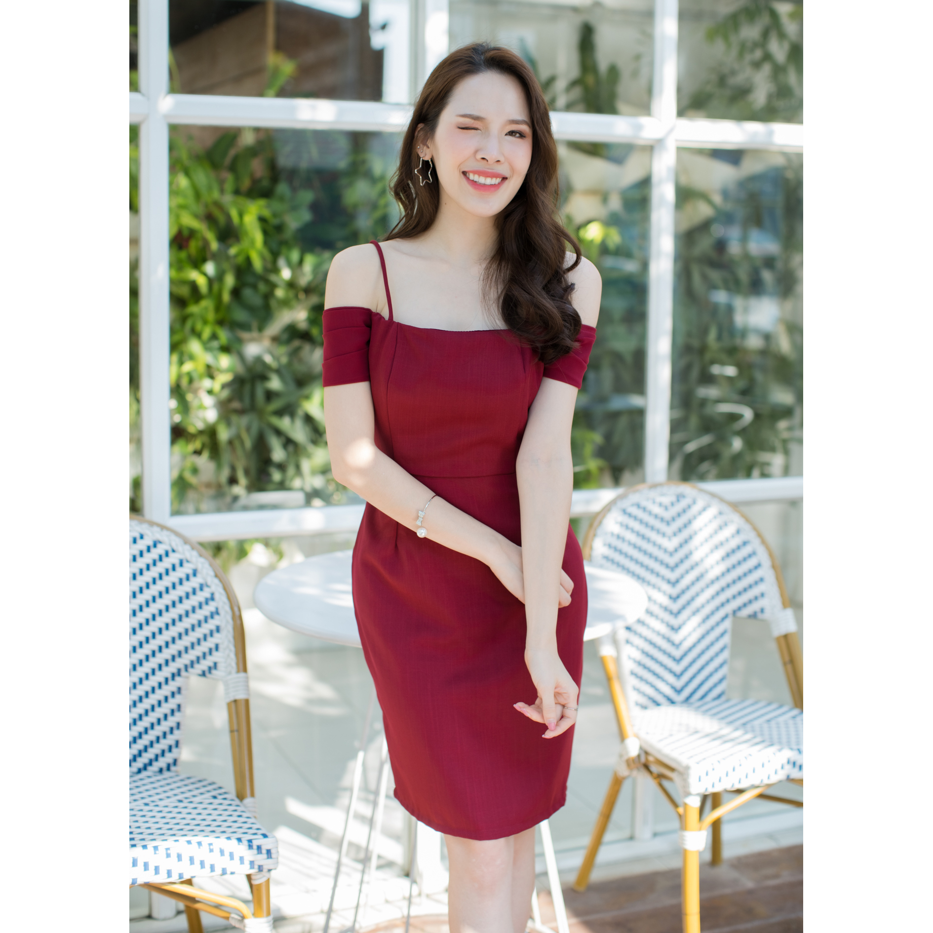 kudapy เดรสทรงเปิดไหล่ ที่แขนทำเป็นเลเยอร์พับทบกันค่ะ มีสายเดี่ยวเส้นเล็กๆ