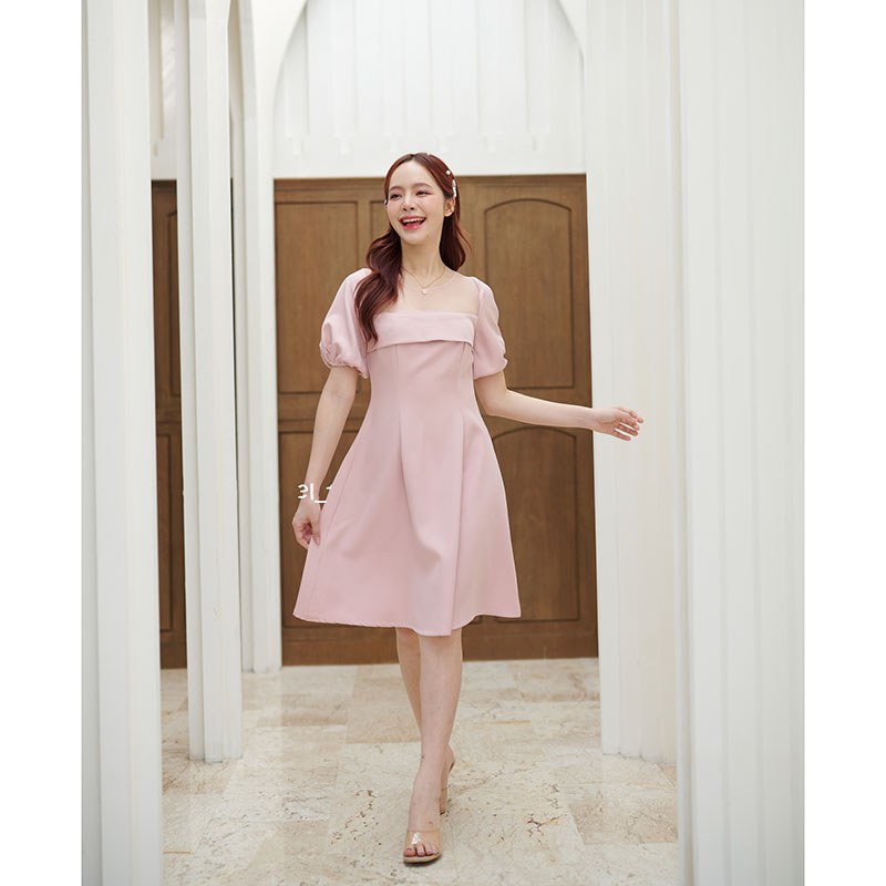 kudapy เดรสสั้นสีชมพู/สีครีม ช่วงเสื้อเป็นคอเหลี่ยมใส่แล้วช่วยให้ดูเพรียว แต่งด้วยผ้าซีทรู ทำให้ดูไม่โป้เกินไป ช่วงอกและเพิ่มดีเทลน่ารักทำคัตติ้งเลเยอร์