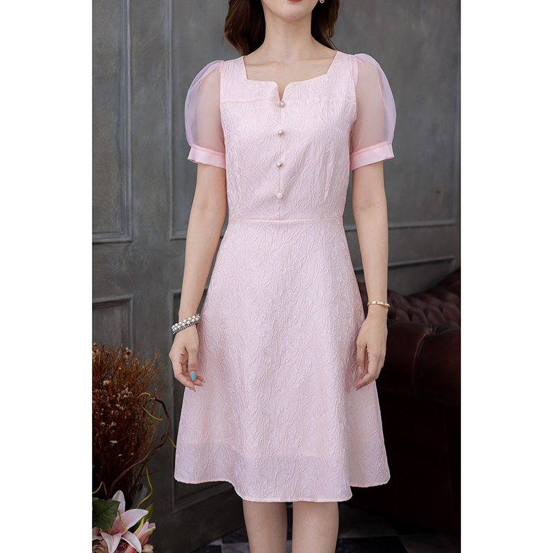 kudapy เดรสสั้นสีทอง/สีโอรส เนื้อผ้าสวยเป็นลายดอกมีเทคเจอร์ ผ้าคล้ายแจ็คกาดแต่จะไม่หนา ช่วงแขนเป็นผ้าแก้ว แต่งกระดุมมุกเพิ่ม ความสวยหวาน