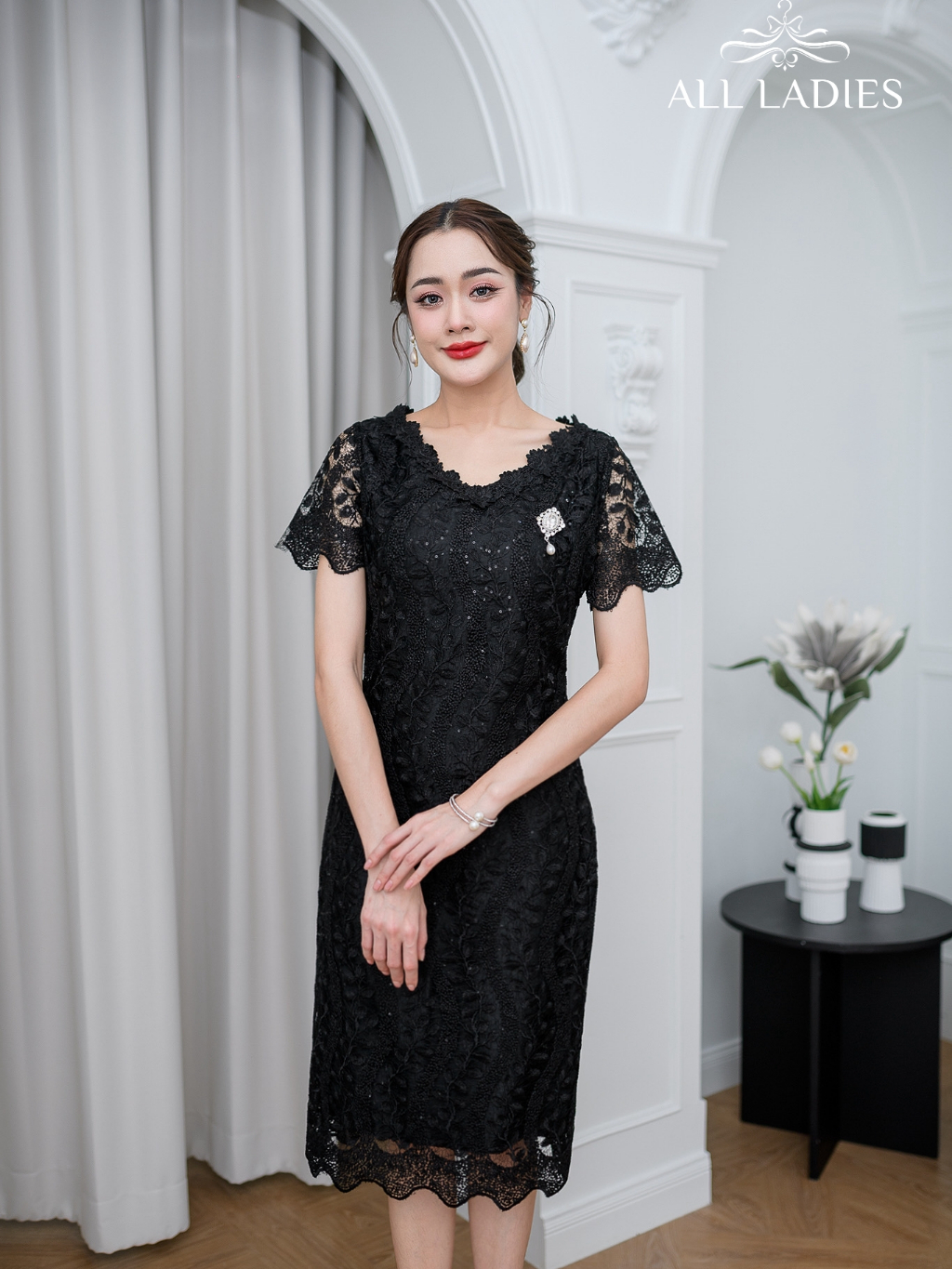 kudapy เดรสสั้นสีฟ้า/สีเทา ผ้าลูกไม้เงาทอลายผ้าผสมเลื่อมสวยงาม รอบคอตกแต่งดอกไม้รอบคอสวยหวาน สำเนา