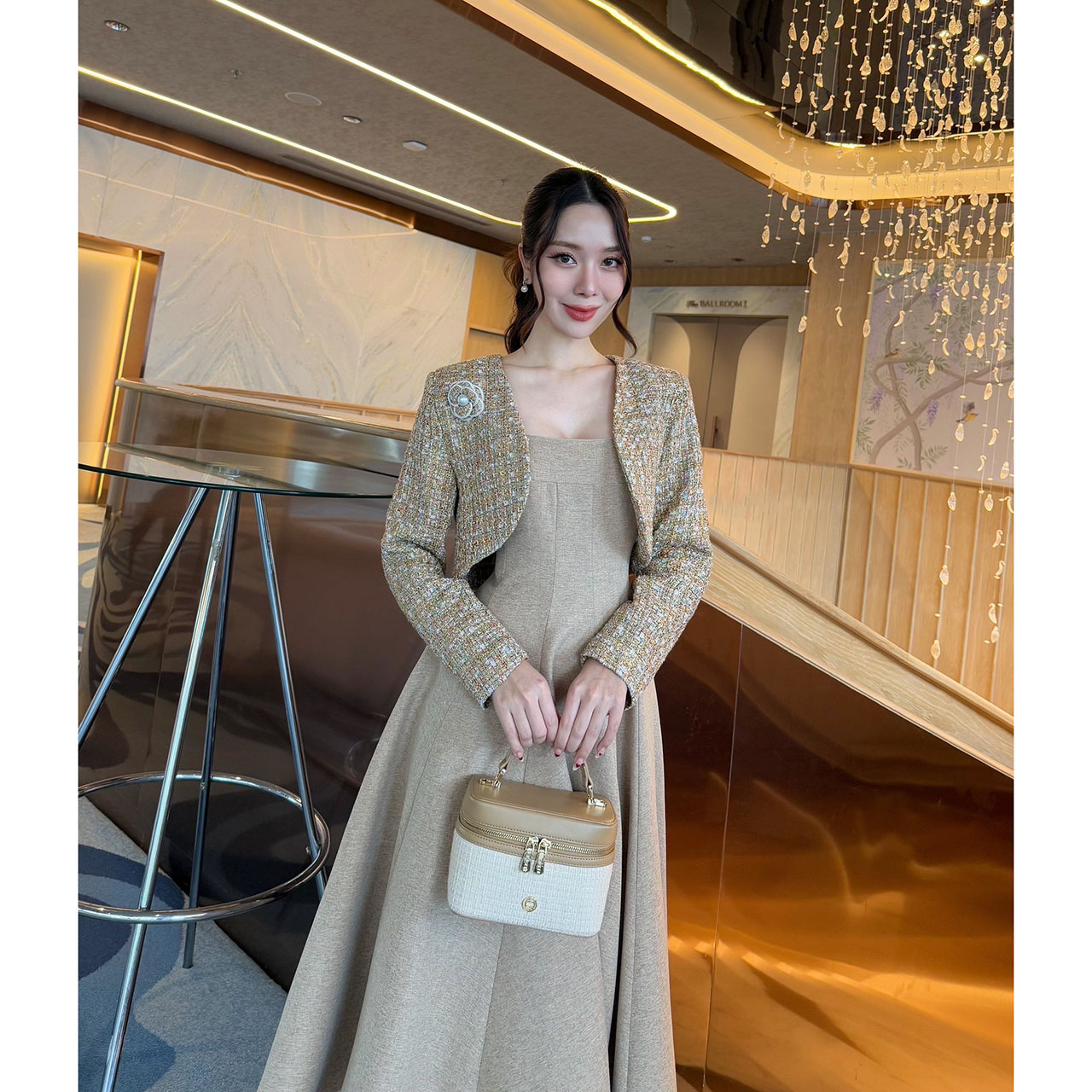 kudapy เดรส+เสื้อครอป+เข็มกลัดดอกไม้ ผ้าพรีเมี่ยมทวิตที่ เดรสเป็นทรงเข้ารูปช่วงเอว มีความพองช่วงล่างน่ารักมาก ซิปซ่อนด้านหลัง มีซับใน