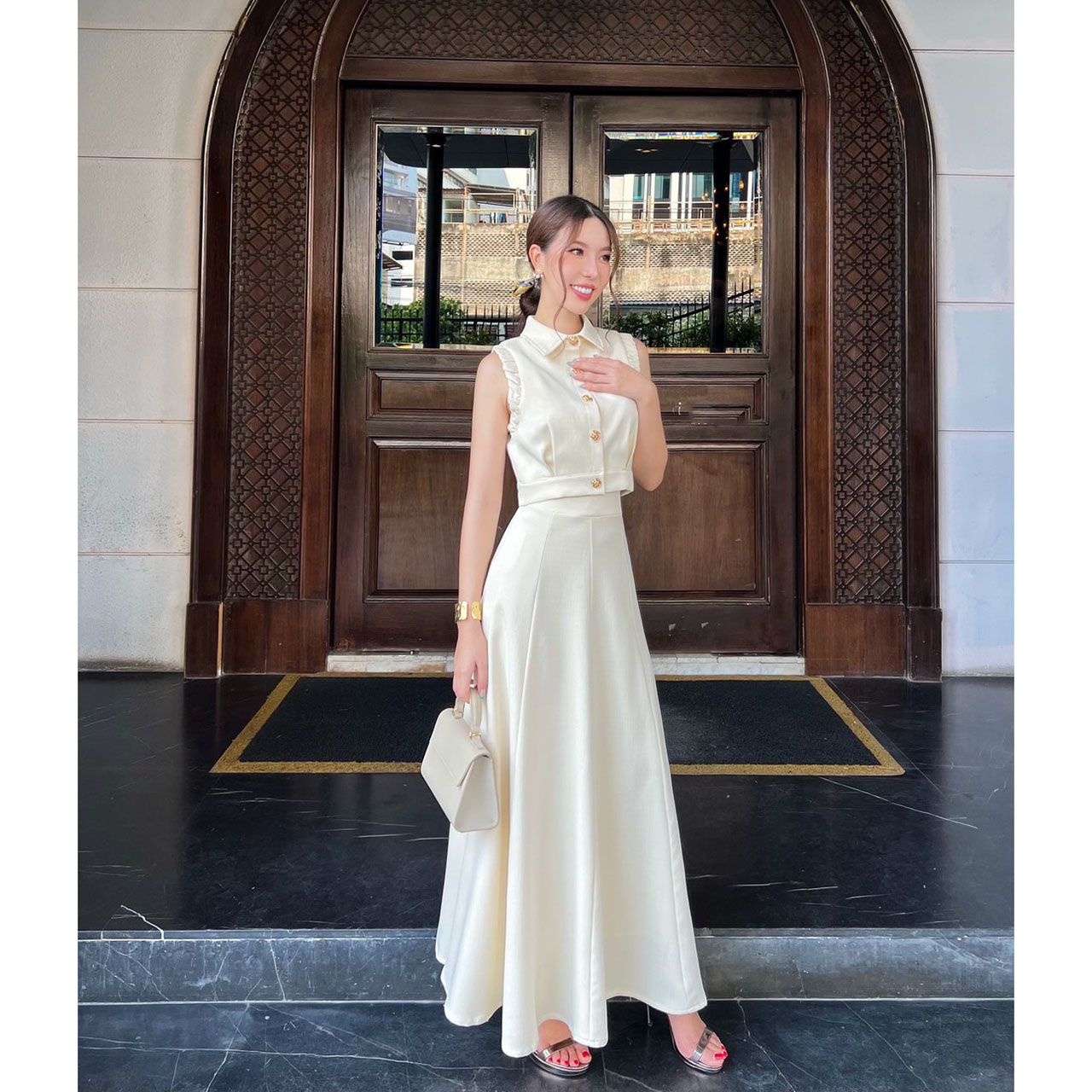 kudapy ชุดเซ็ทเสื้อ+กระโปรงยาว ตัวเสื้อออกแบบให้ดูเกร๋ที่แขนเสื้อ กระดุมดอกไม้ทองเป็นกระดุมจริง ปกเสื้อทรงแหลม