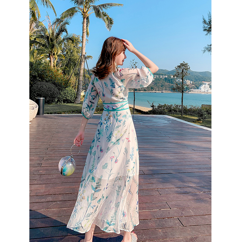 kudapy แม็กซี่เดรสผ้าชีฟองเนื้อดีสีขาวครีม มีลายเส้นในตัว พิมพ์ลายดอกไม้ คอวี ตัดขอบรอบคอเสื้อ L