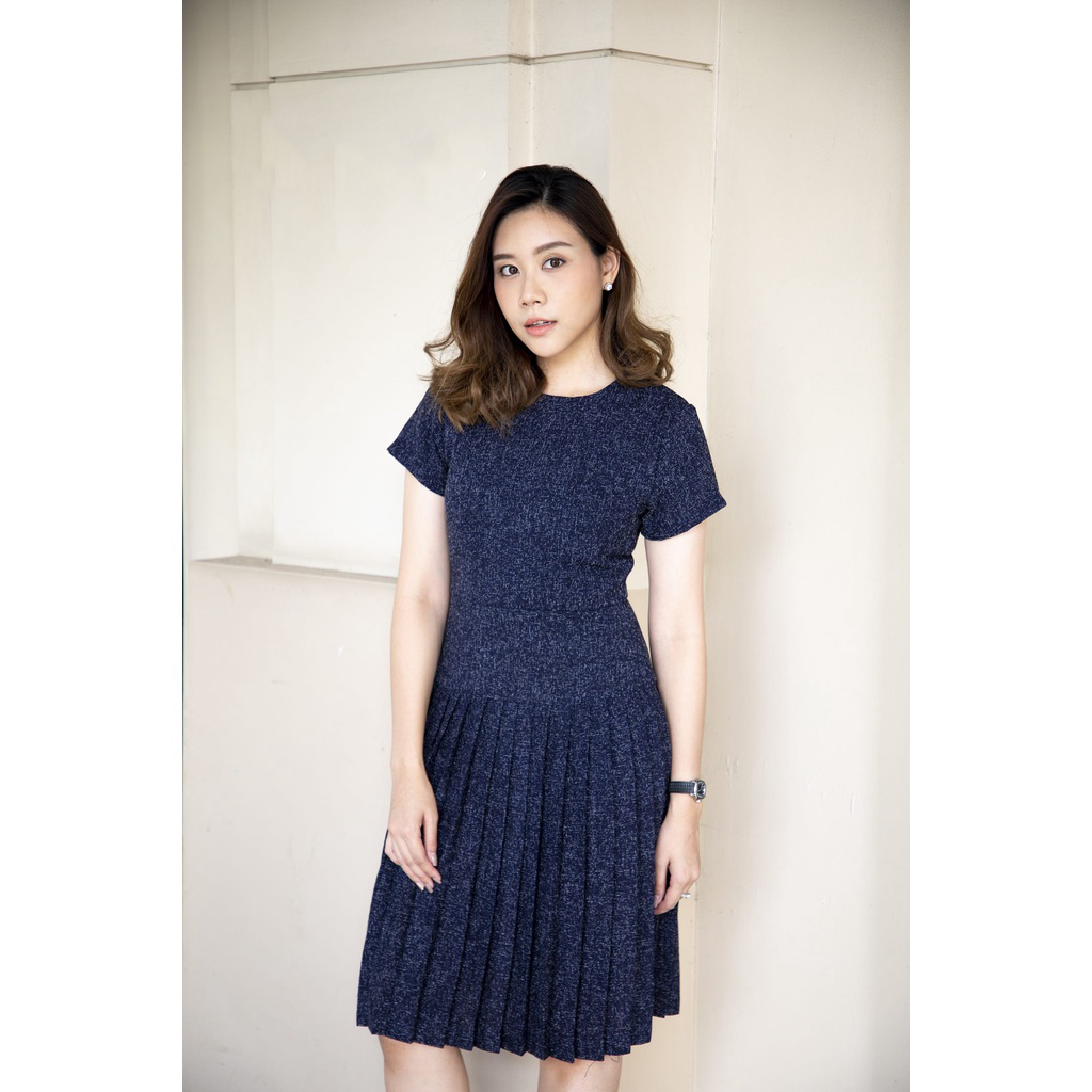 kudapy เดรสสั้นไปงาน สีกรมท่า,สีครีม สีเทา สีเขียว สีเทาเข้ม สีเขียวมิ้นท์ เดรสสั้นคอกลม แขนสั้น ซิบหลัง กระโปรงจับจีบตามแบบ ทรงสวยใส่สบายมากค่ะ